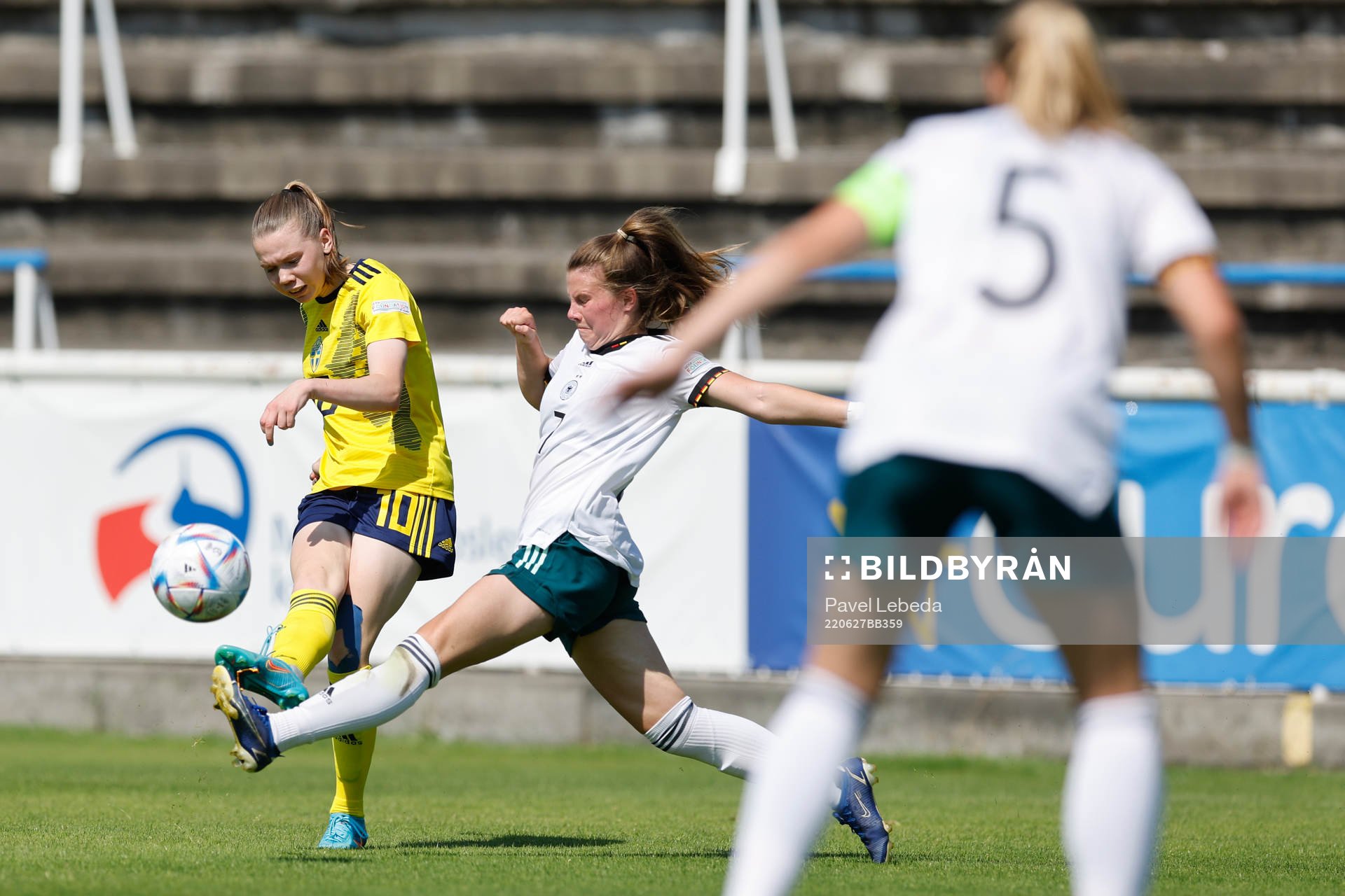 Bea Sprung of Sweden and Sarah Mattner-Trembleau of Germany