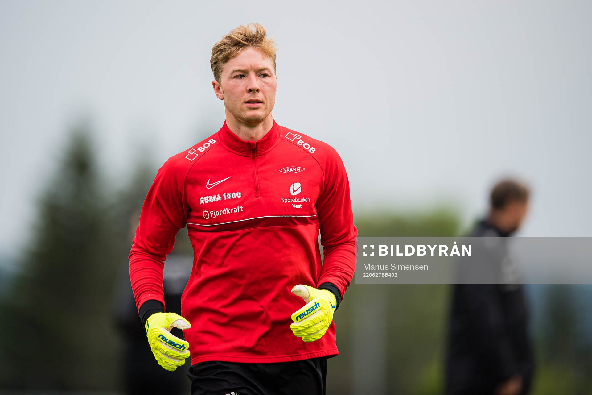 Mathias Lønne Dyngeland of Brann warms up