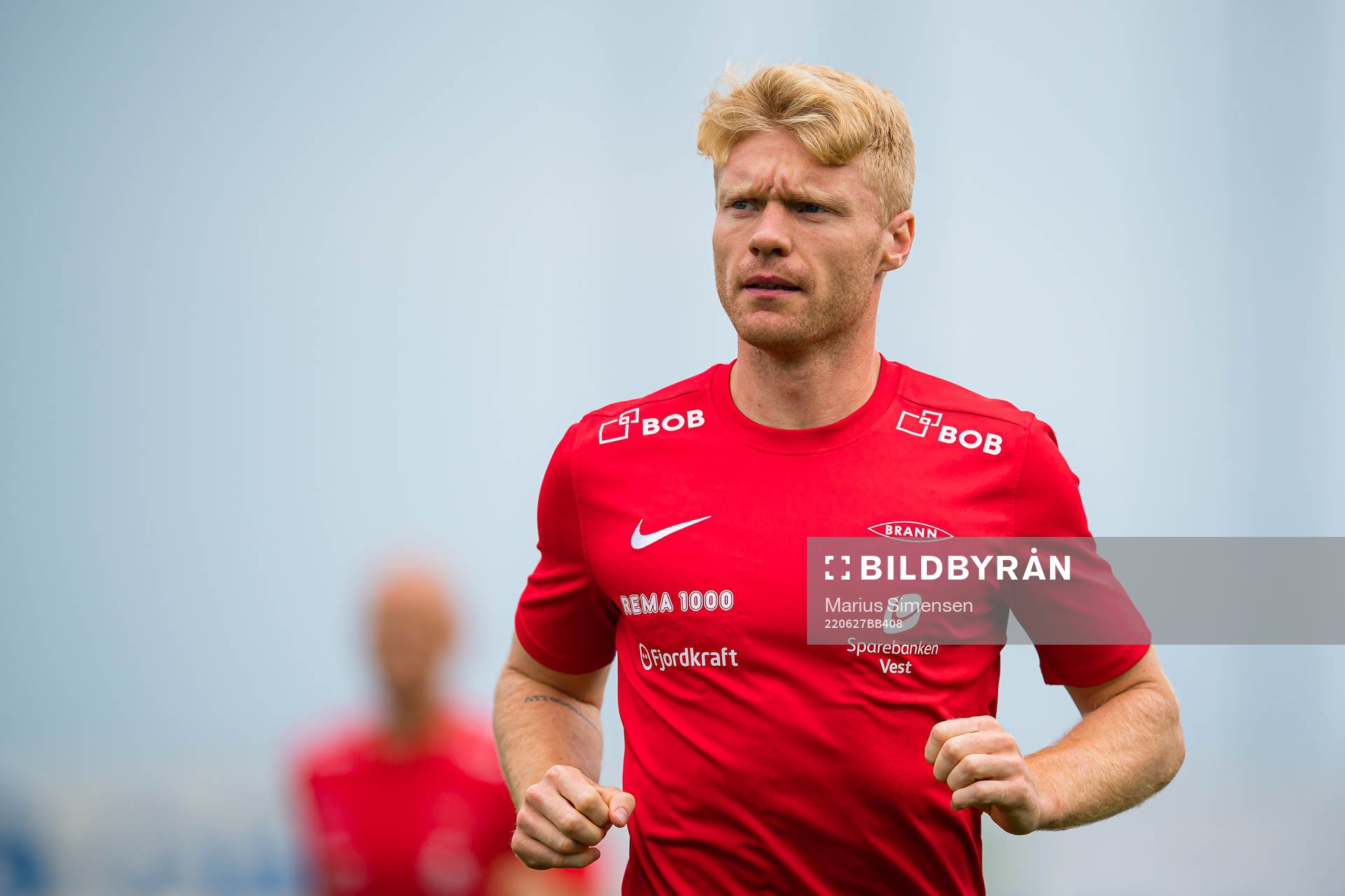 Sivert Heltne Nilsen of Brann warms up