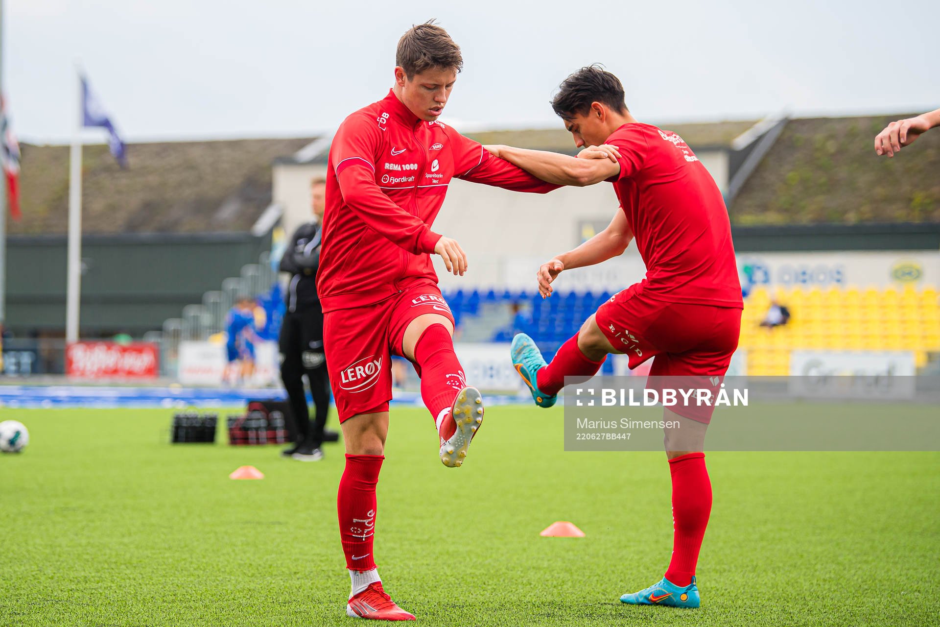 Mathias Knutsen Rasmussen and Svenn Crone of Brann warms up