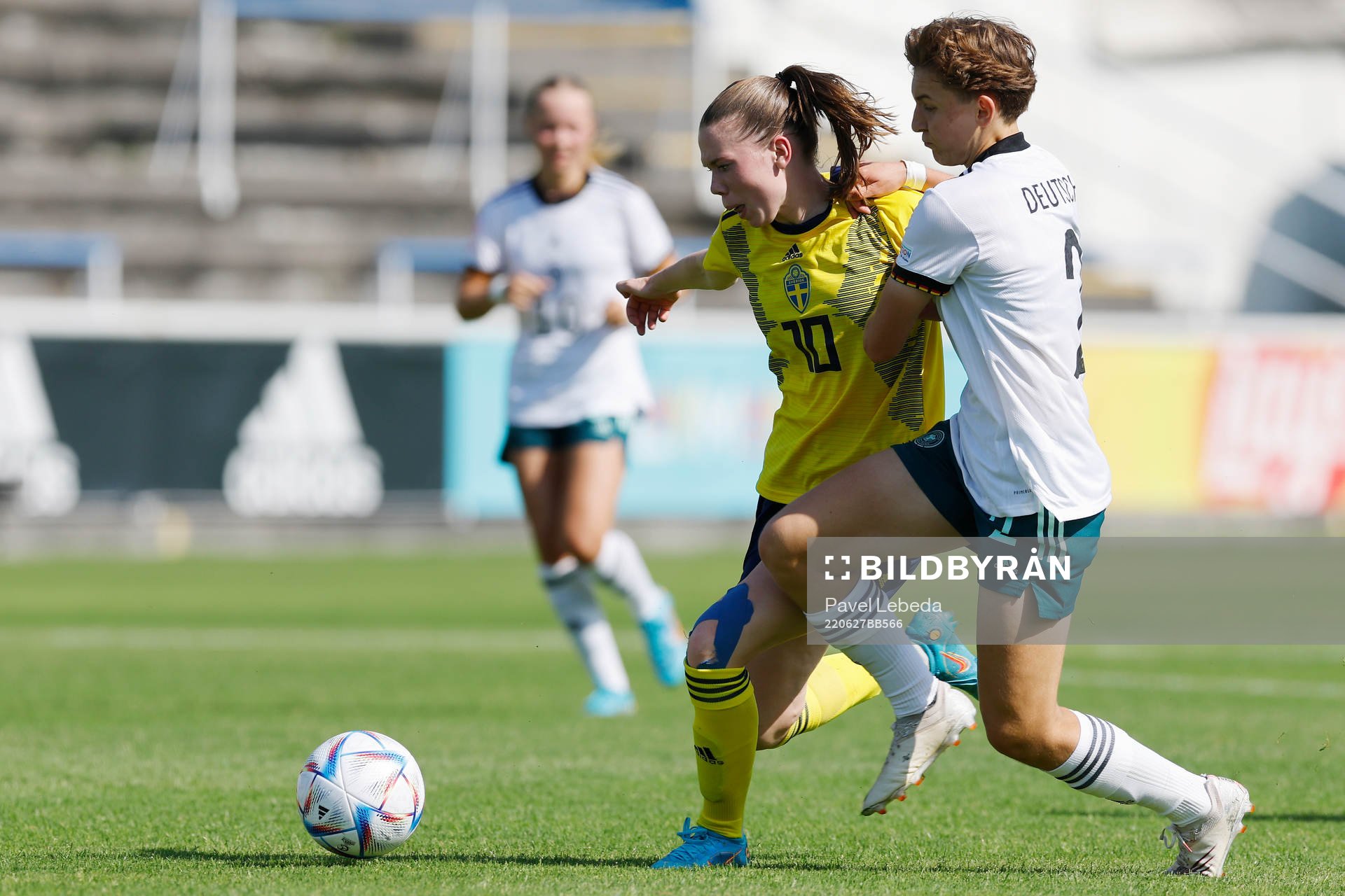 Bea Sprung of Sweden and Pauline Deutsch of Germany