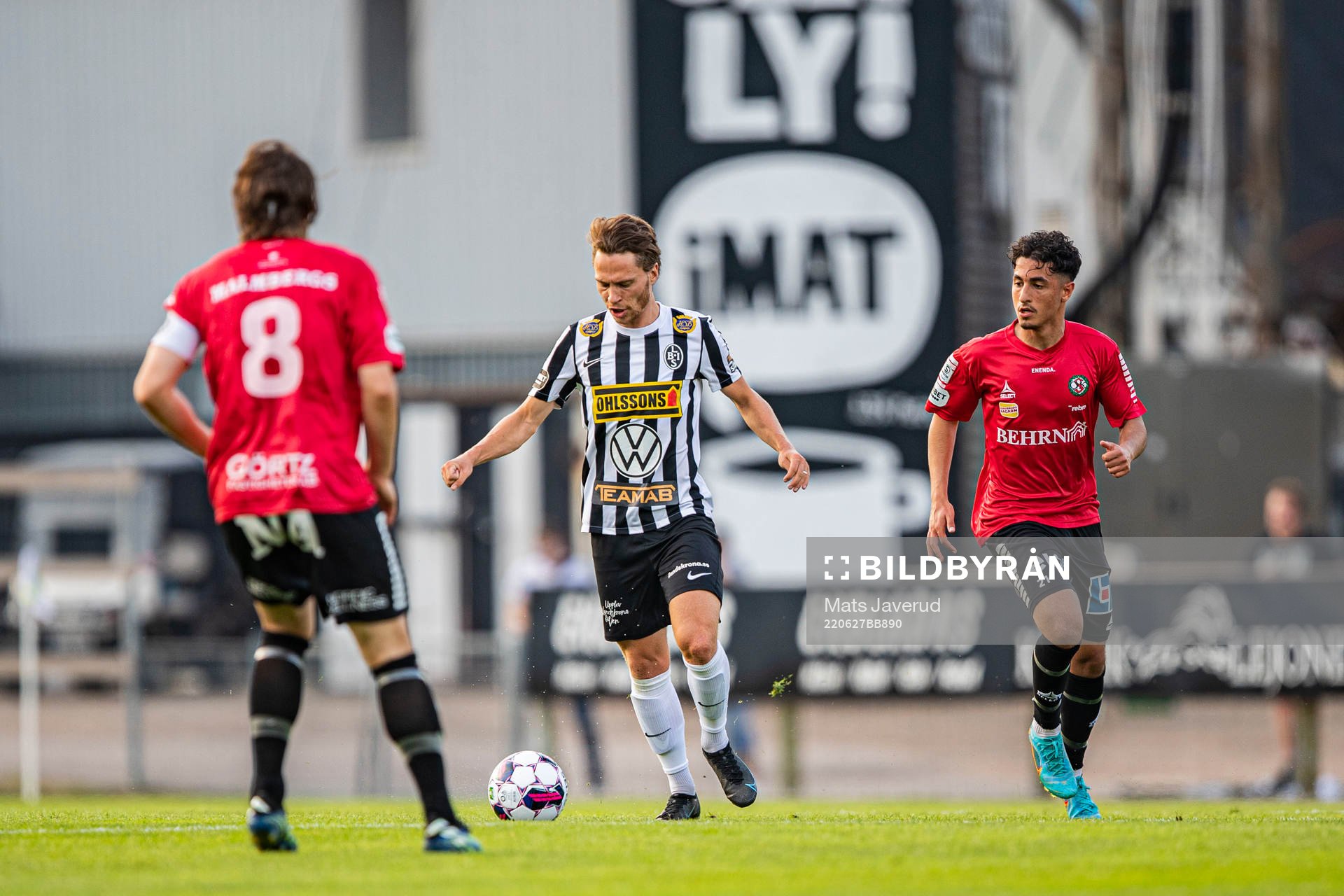 Landskronas Filip Ottosson och Örebros Elias Barsoum under fotbollsmatchen i Superettan mellan Landskrona och Örebro den 27 juni 2022 i Landskrona.