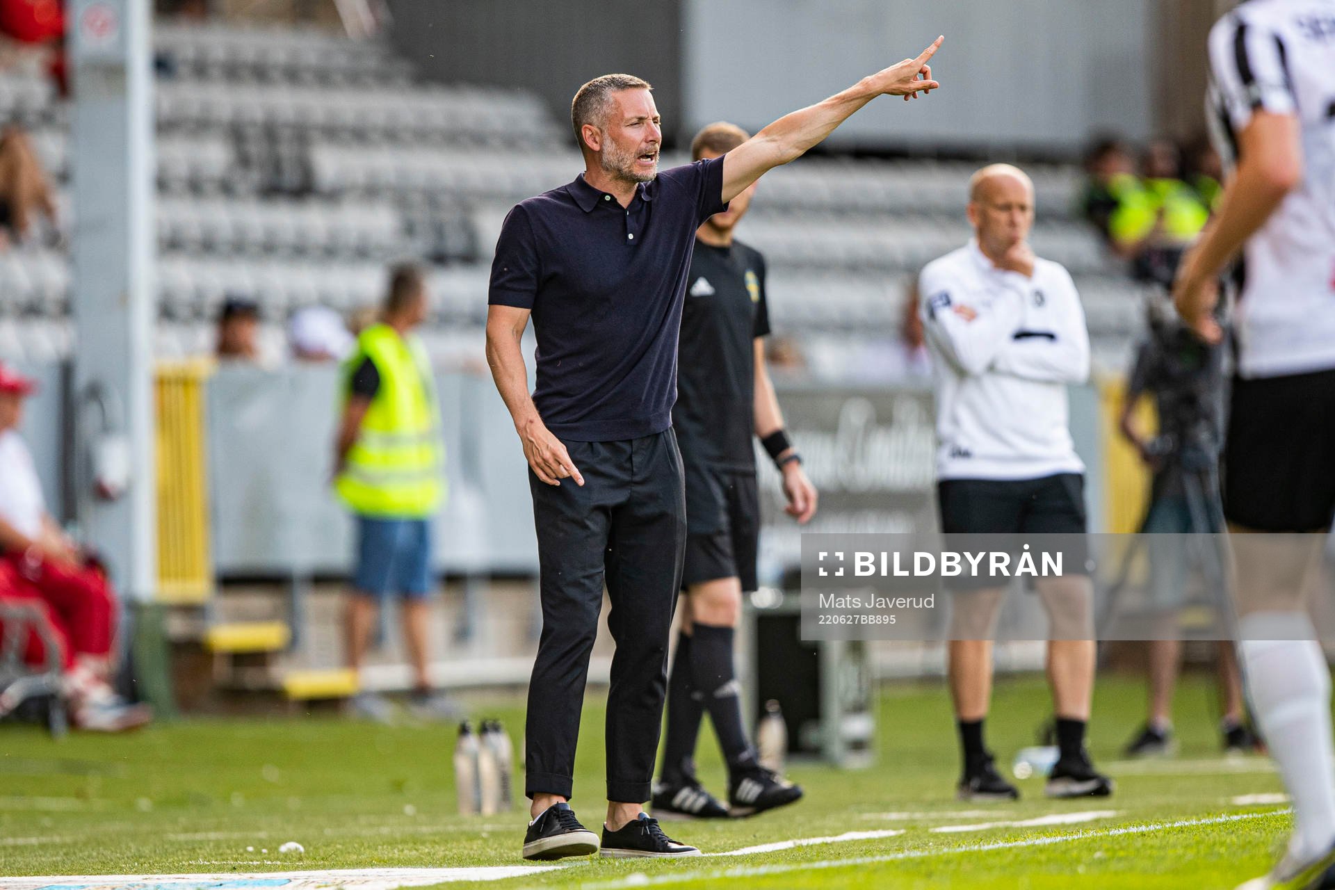 Örebros tränare Axel Kjäll under fotbollsmatchen i Superettan mellan Landskrona och Örebro den 27 juni 2022 i Landskrona. 