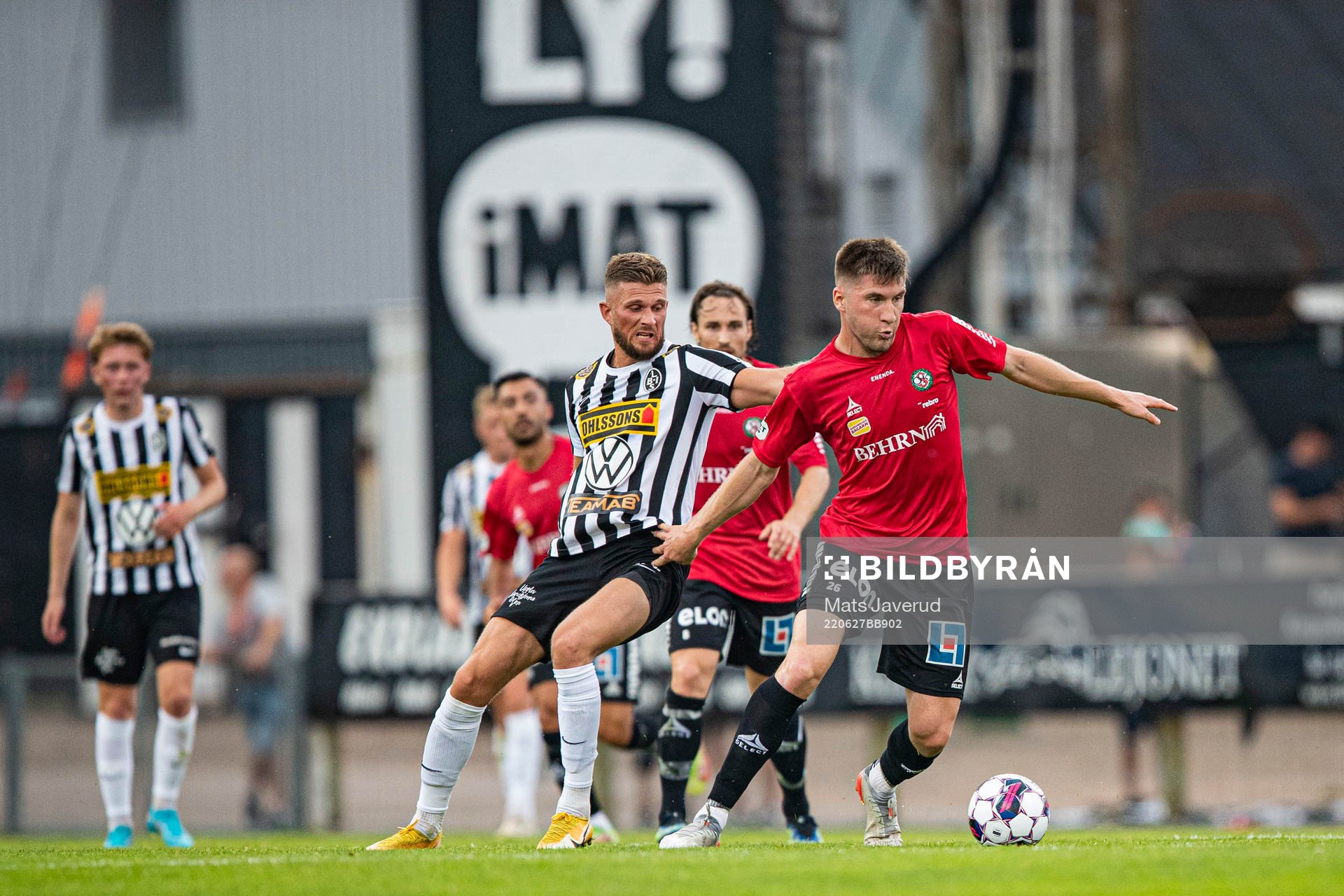 Landskronas Erik Pärsson och Örebros Axel Oskar Andrésson under fotbollsmatchen i Superettan mellan Landskrona och Örebro den 27 juni 2022 i Landskrona.