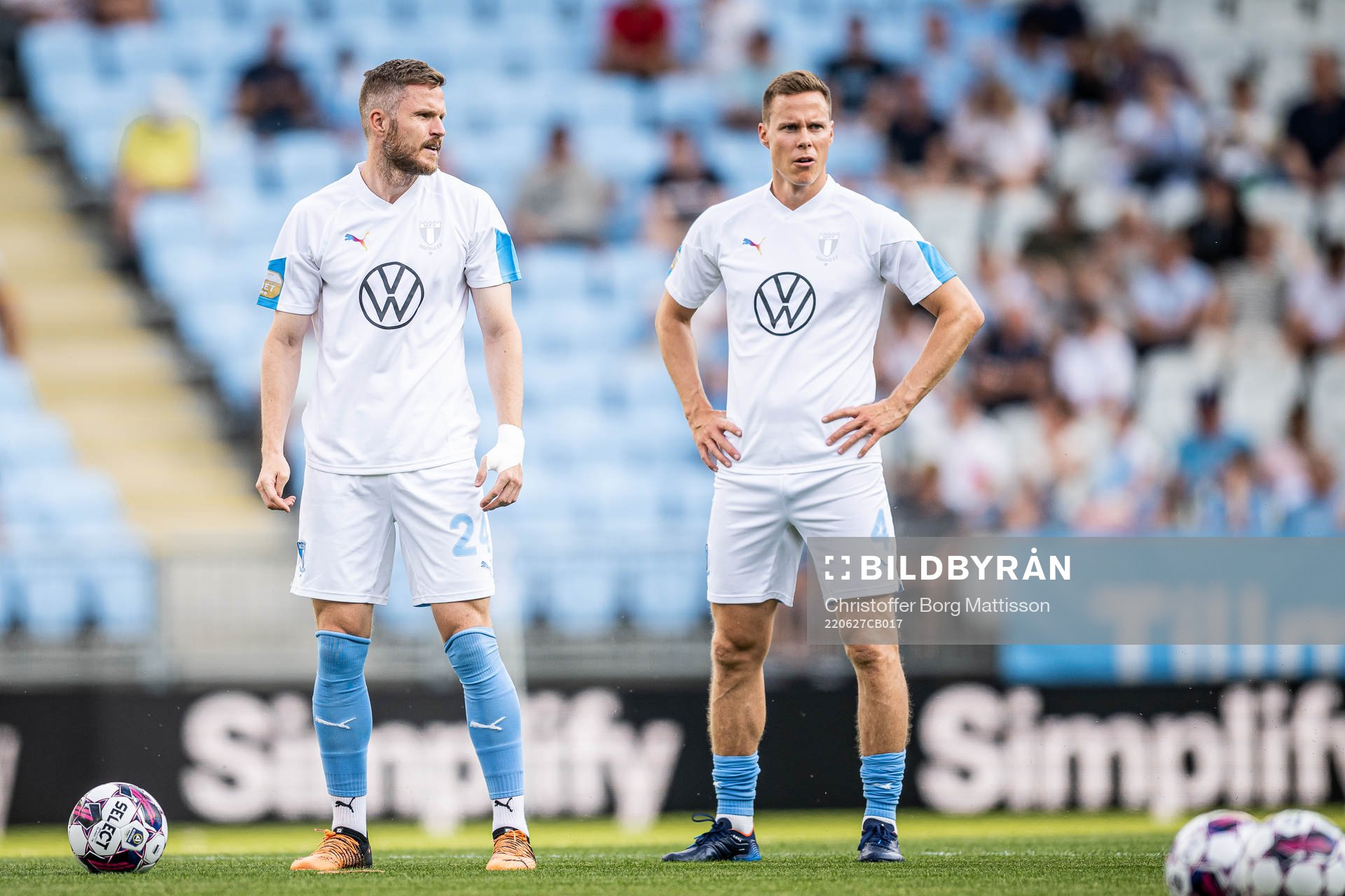 Malmö FFs Lasse Nielsen och Niklas Moisander under uppvärmningen inför fotbollsmatchen i Allsvenskan mellan Malmö FF och Helsingborg den 27 juni 2022 i Malmö.