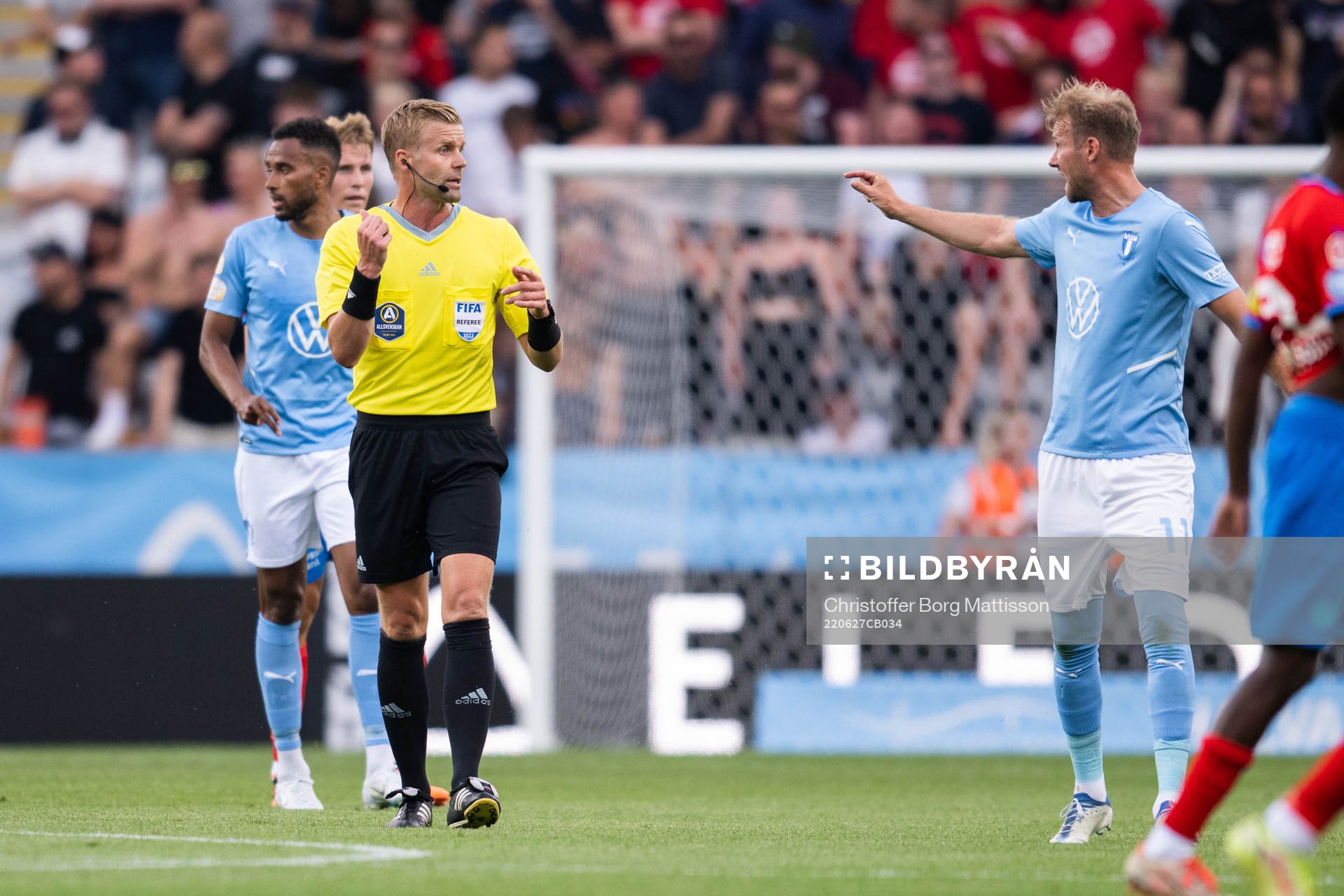 Domare Glenn Nyberg och Malmö FFs Ola Toivonen