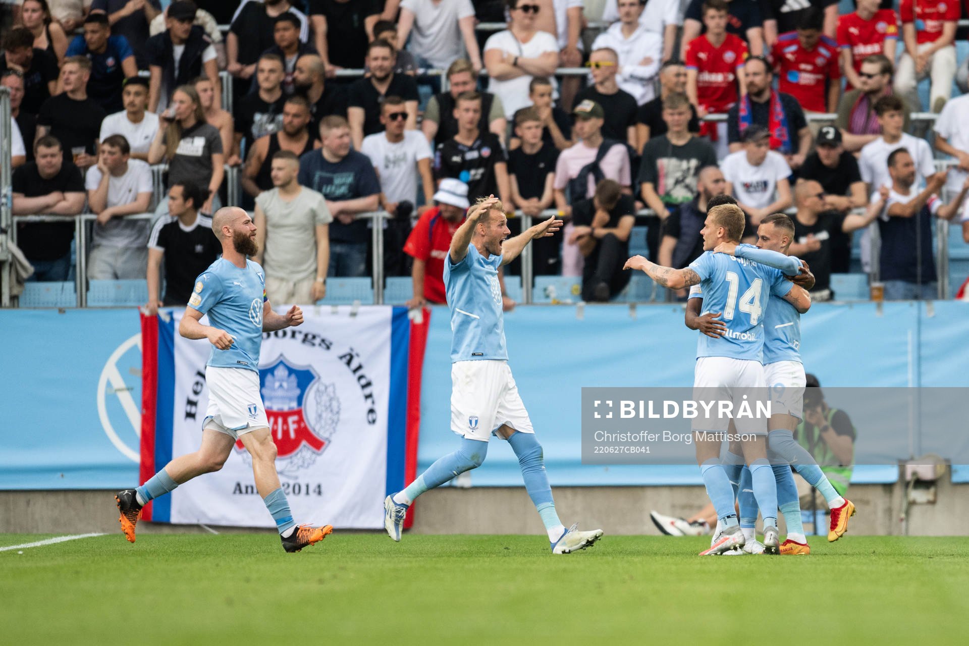 Malmö FFs Isaac Kiese Thelin jublar med lagkamrater
