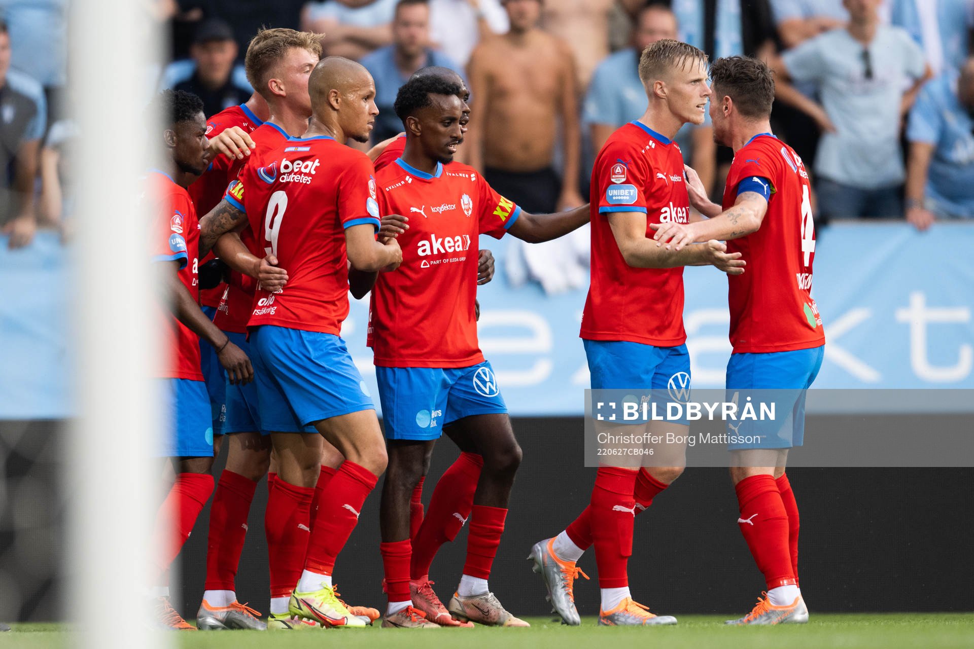 Helsingborgs Dennis Olsson jublar med lagkamrater