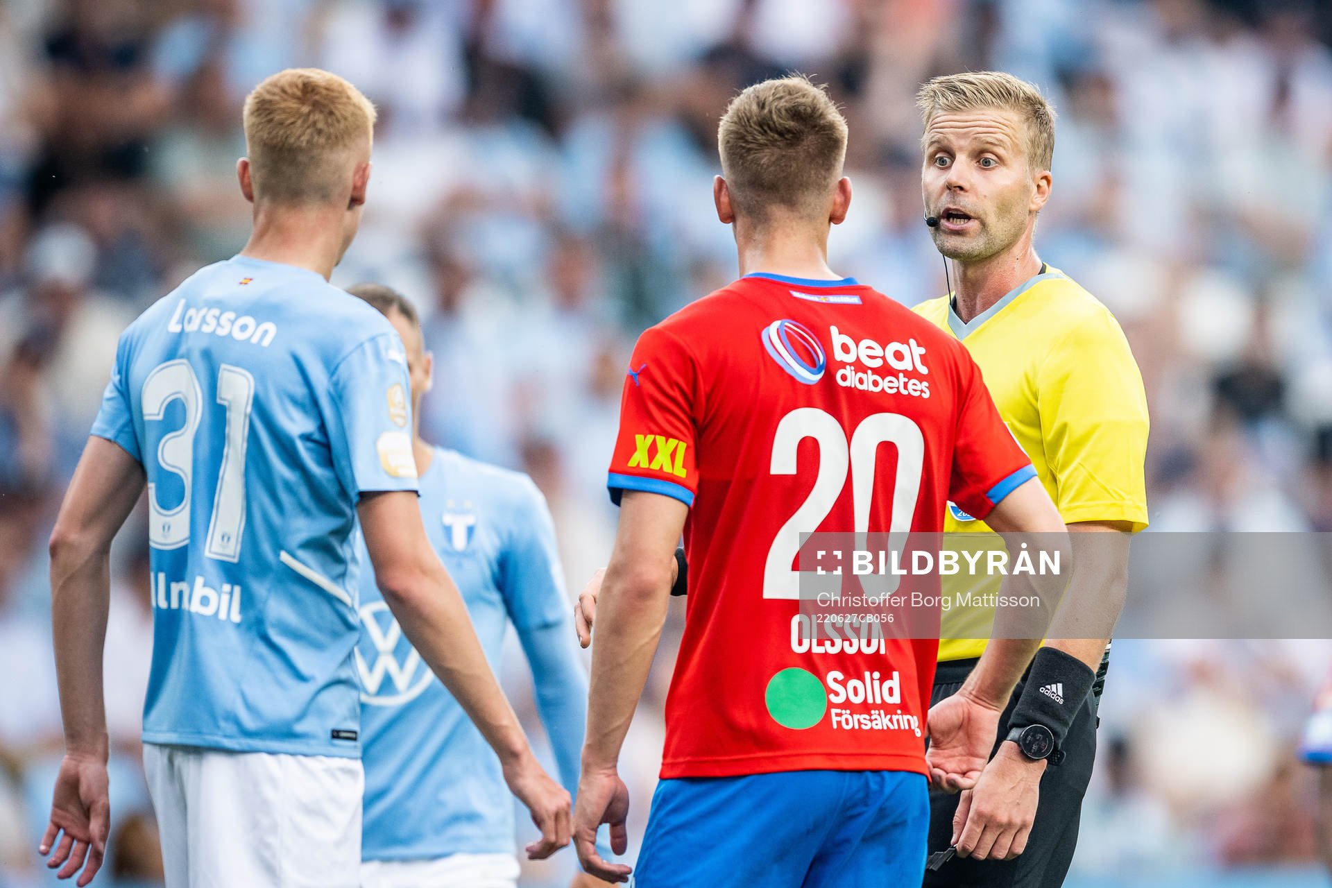 Domare Glenn Nyberg under fotbollsmatchen i Allsvenskan mellan Malmö FF och Helsingborg den 27 juni 2022 i Malmö. 