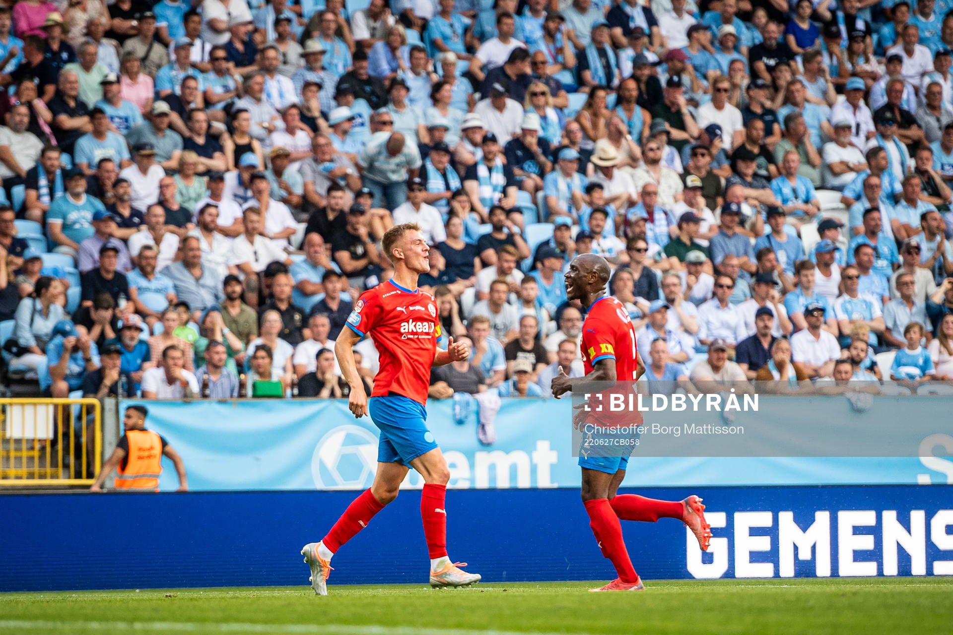 Helsingborgs Dennis Olsson och Ravy Tsouka-Dozi jublar