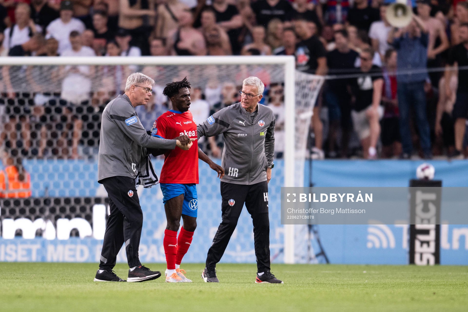 Helsingborgs Benjamin Acquah har ont under fotbollsmatchen i Allsvenskan mellan Malmö FF och Helsingborg den 27 juni 2022 i Malmö.