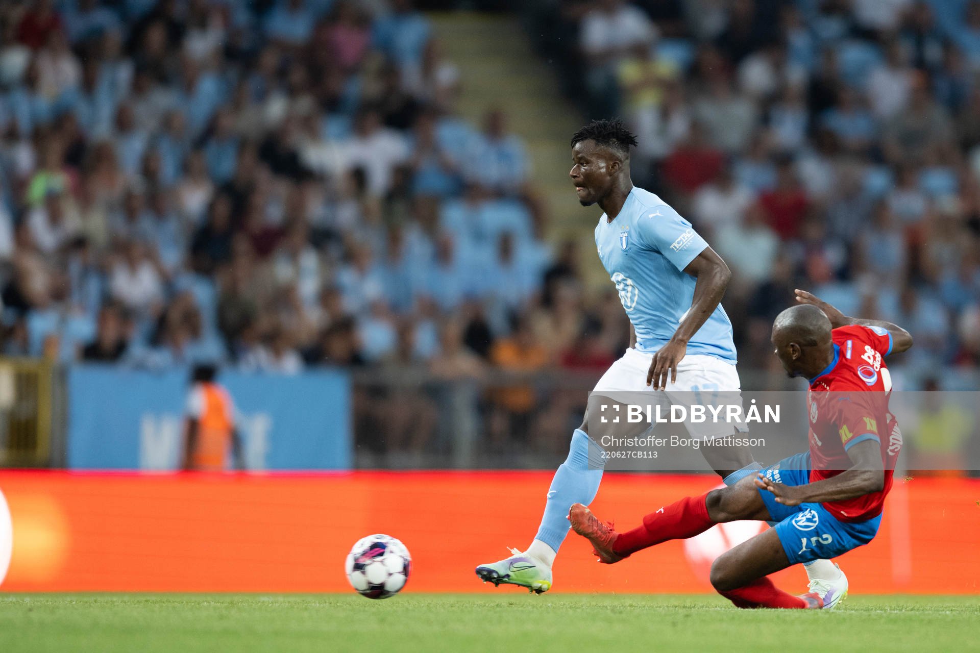Malmö FFs Malik Abubakari och Helsingborgs Ravy Tsouka-Dozi
