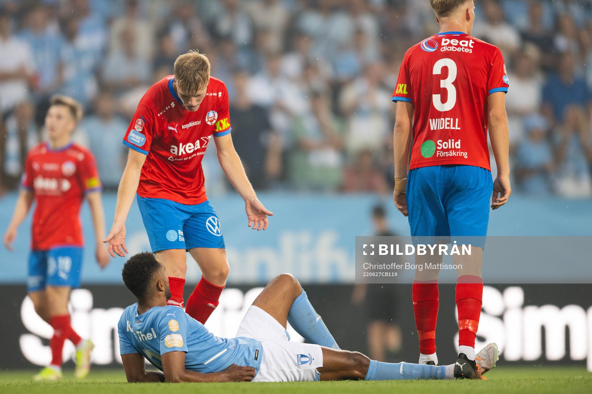 Malmö FFs Isaac Kiese Thelin har ont