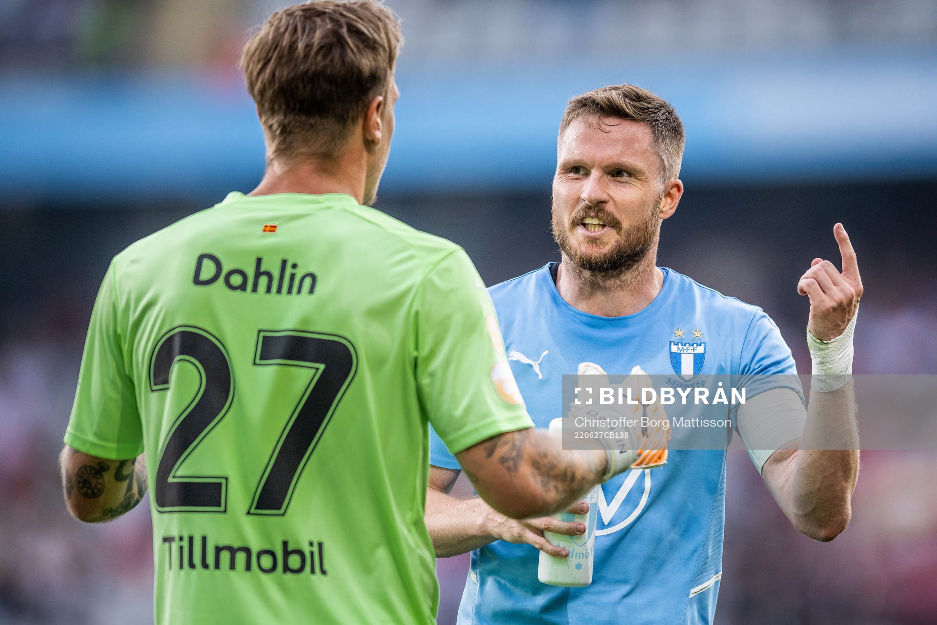 Malmö FFs Lasse Nielsen i samtal med målvakt Johan Dahlin under fotbollsmatchen i Allsvenskan mellan Malmö FF och Helsingborg den 27 juni 2022 i Malmö.