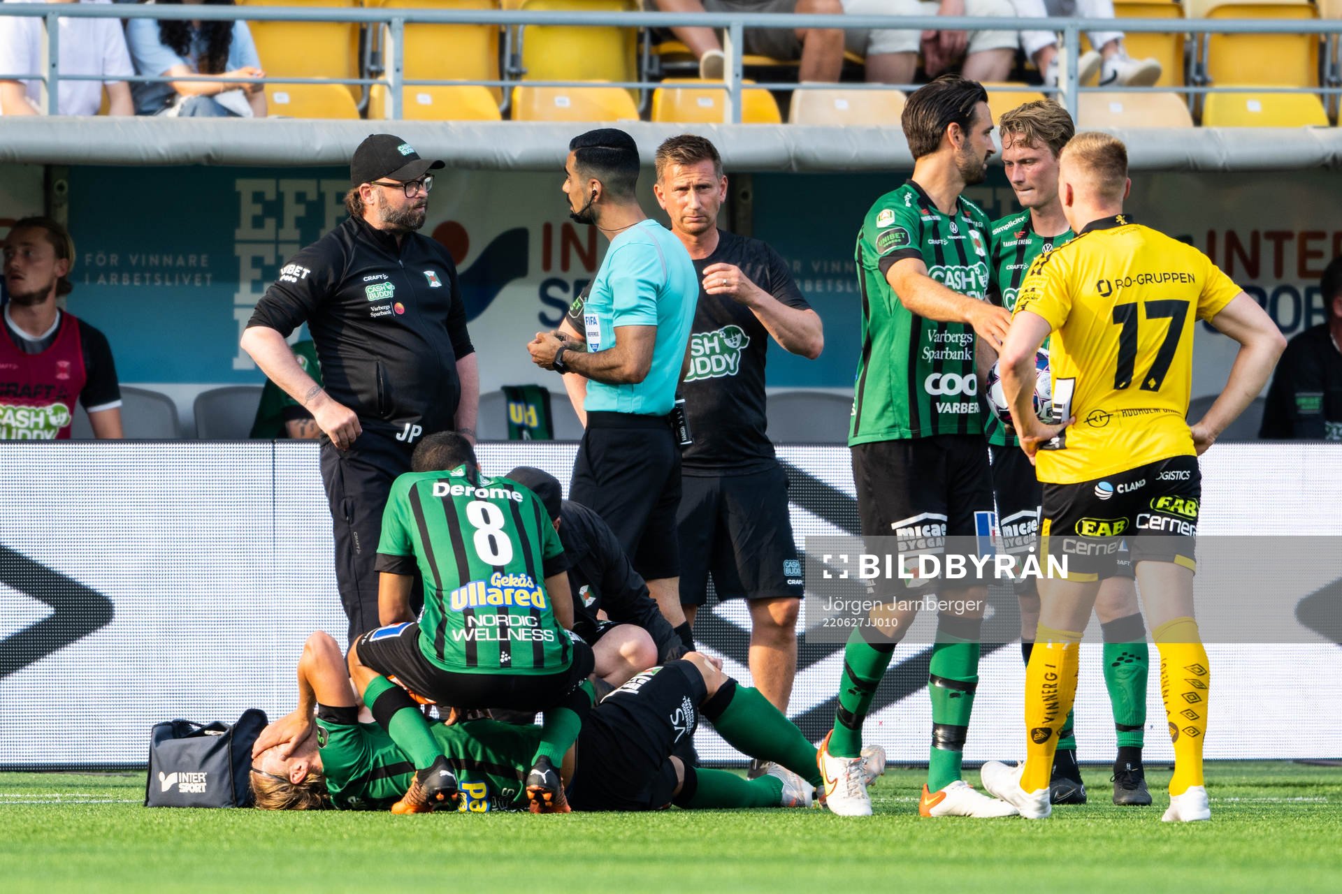 Varbergs tränare Joakim Persson diskuterar med domare