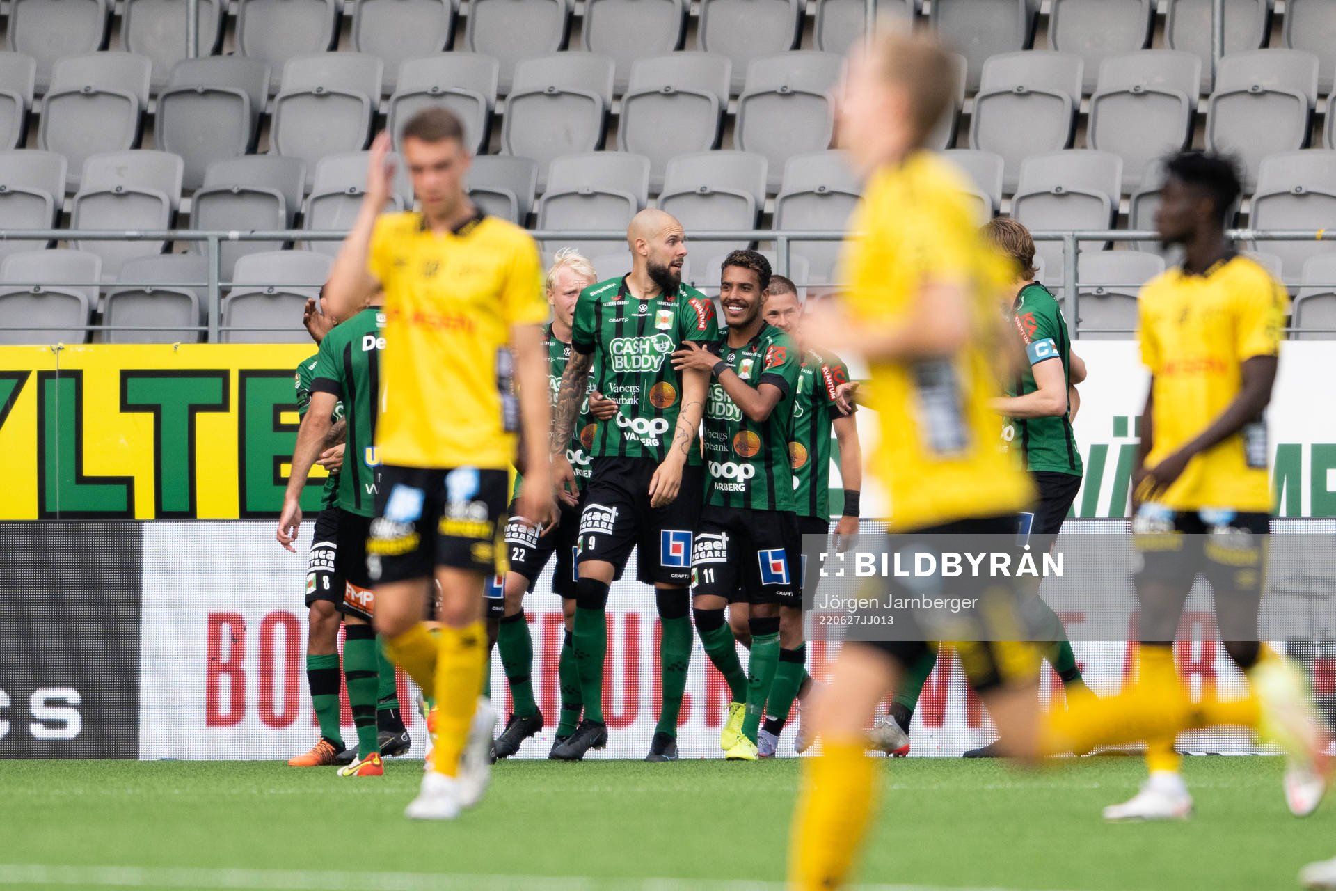 Varbergs Robin Simovic jublar med lagkamrater