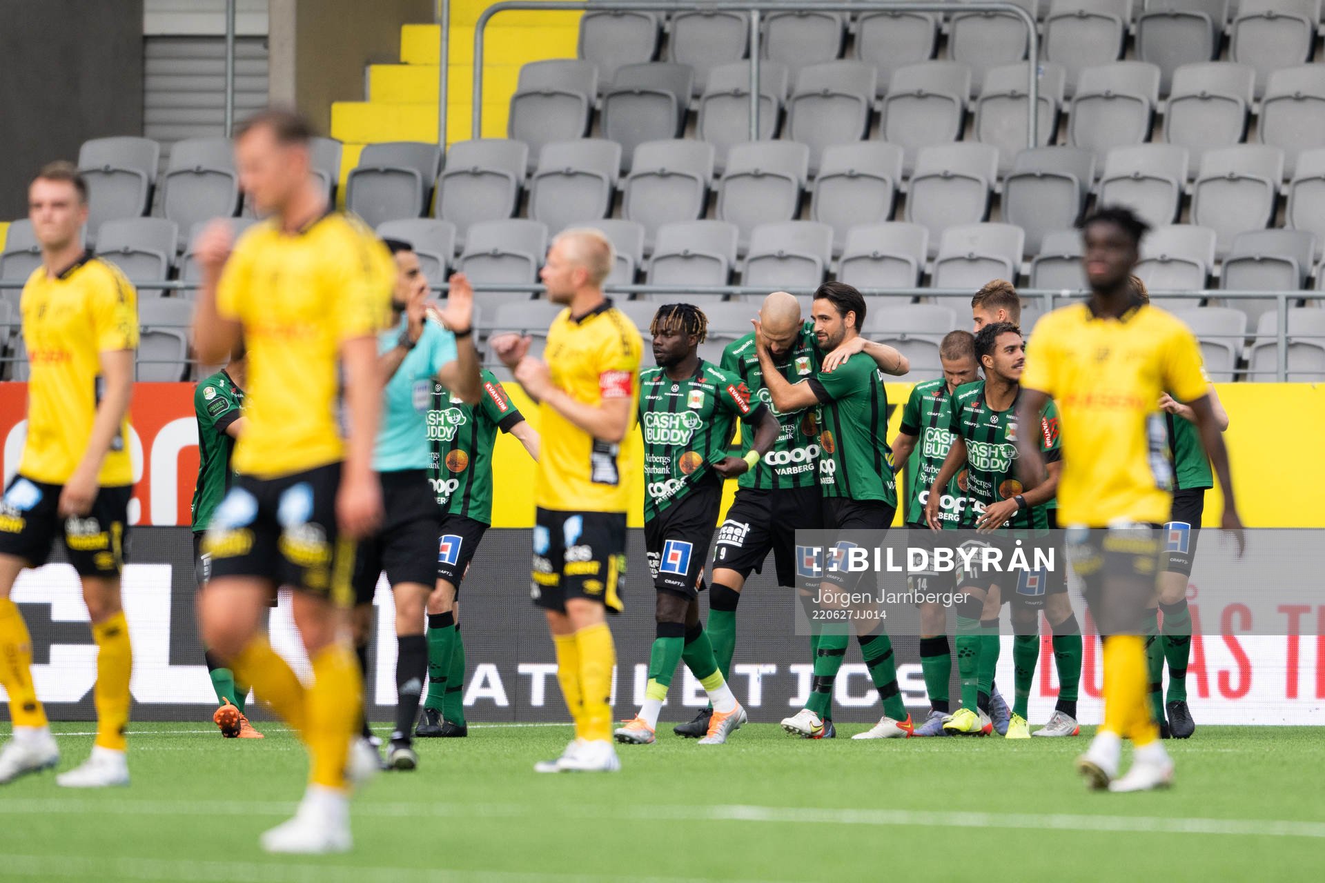 Varbergs Robin Simovic jublar med lagkamrater