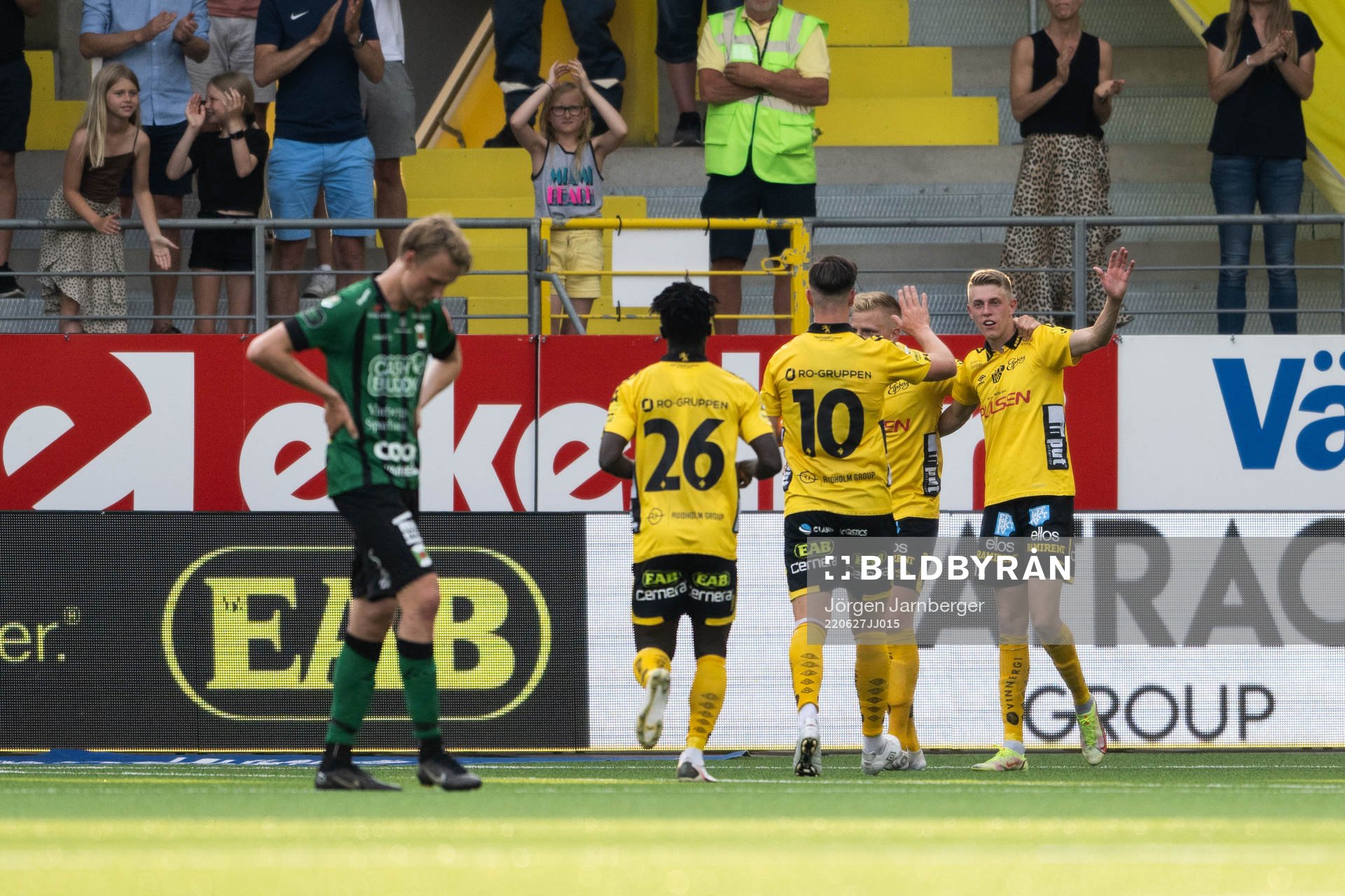 Elfsborgs Alexander Bernhardsson jublar med lagkamrater