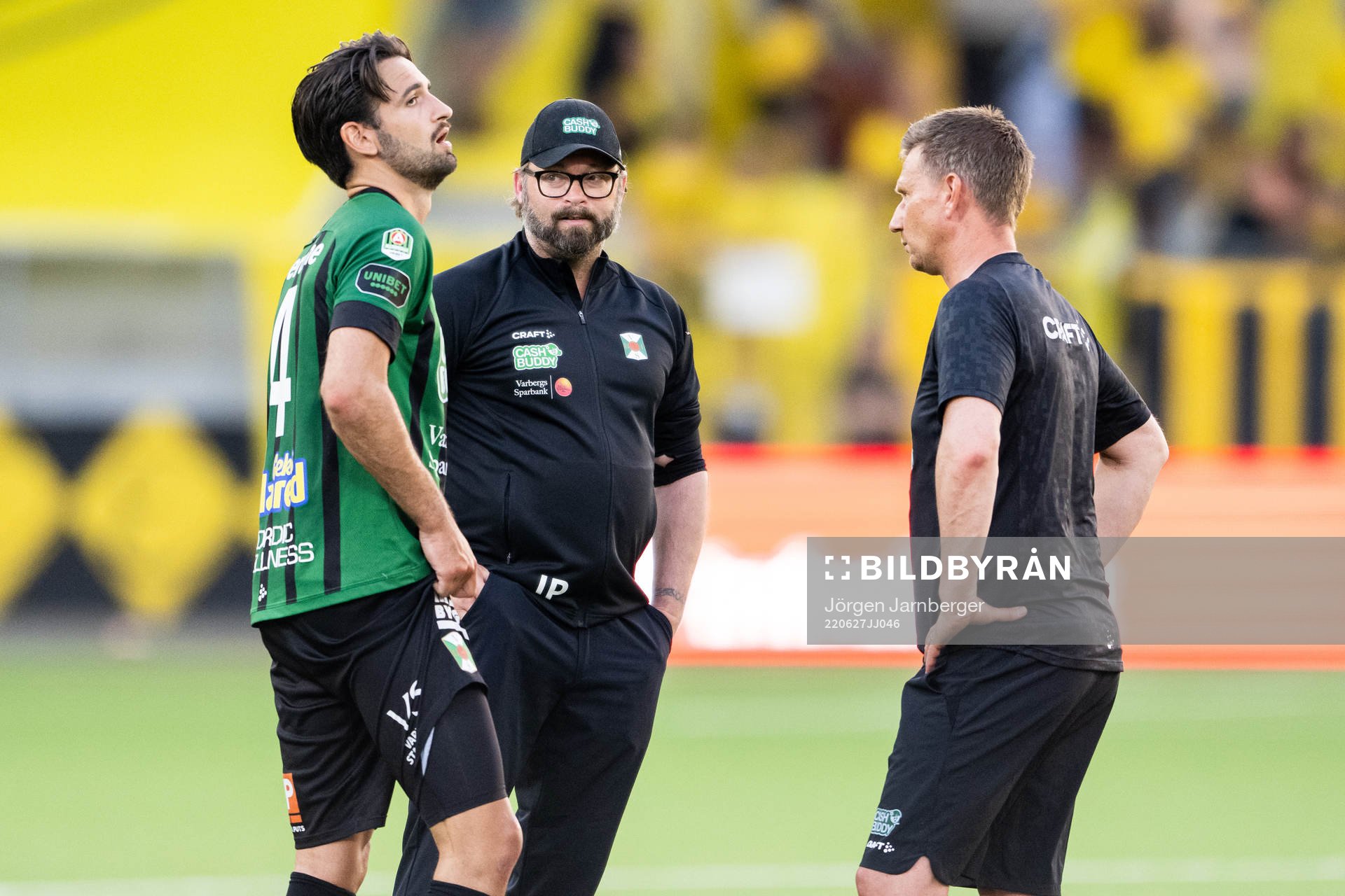 Varbergs tränare Joakim Persson diskuterar med Varbergs Oliver Stanisic efter fotbollsmatchen i Allsvenskan mellan Elfsborg och Varberg den 27 juni 2022 i Borås.