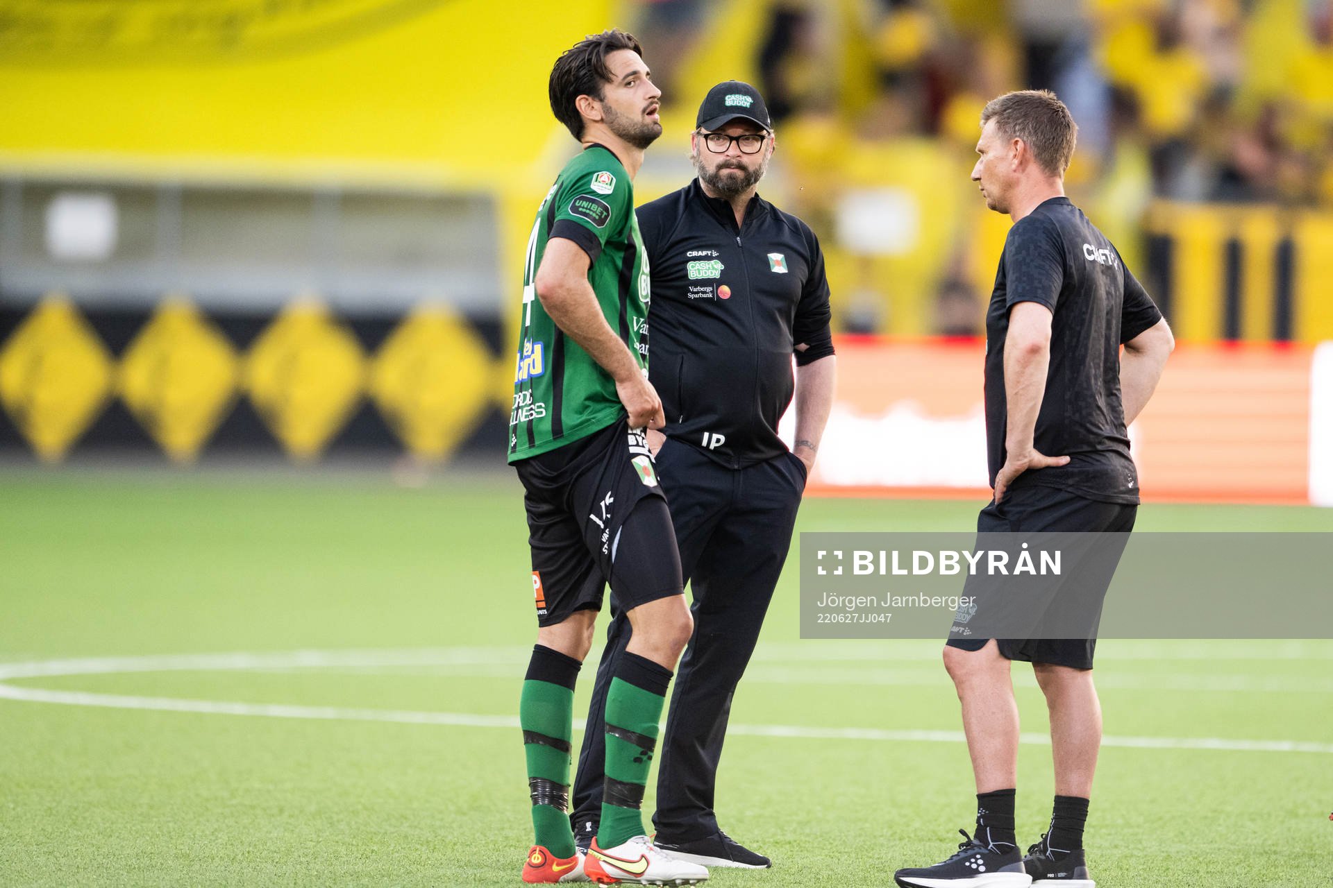 Varbergs tränare Joakim Persson diskuterar med Varbergs