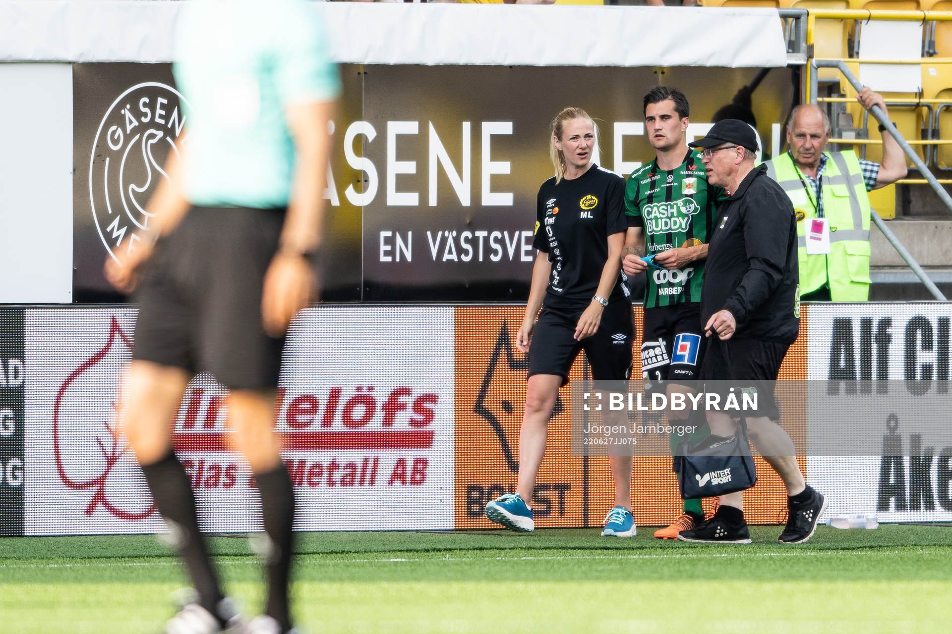 Varbergs Jon Birkfeldt får hjälp av planen