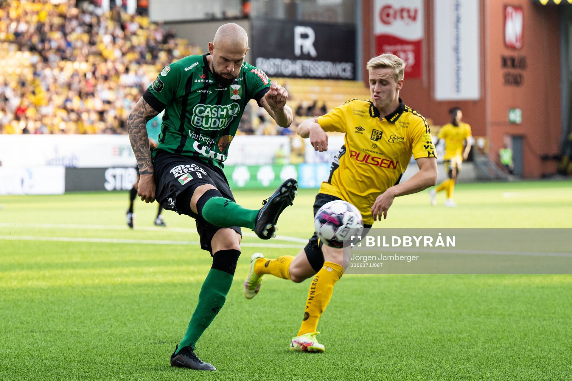 Varbergs Robin Simovic och Elfsborgs Jeppe Møldrup Okkels