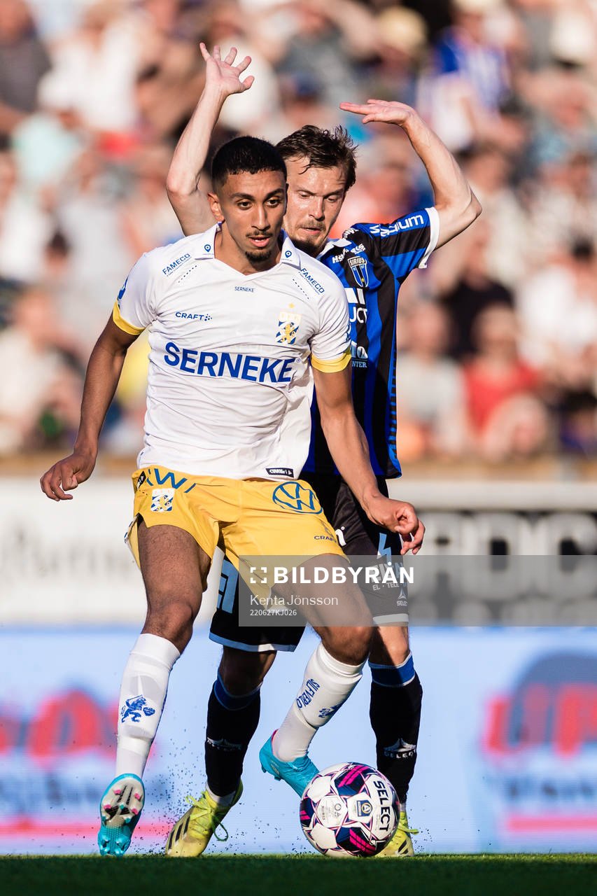 IFK Göteborgs Amir Al-Ammari och Sirius Patrik Karlsson Lagemyr under fotbollsmatchen i Allsvenskan mellan Sirius och IFK Göteborg den 27 juni 2022 i Uppsala.