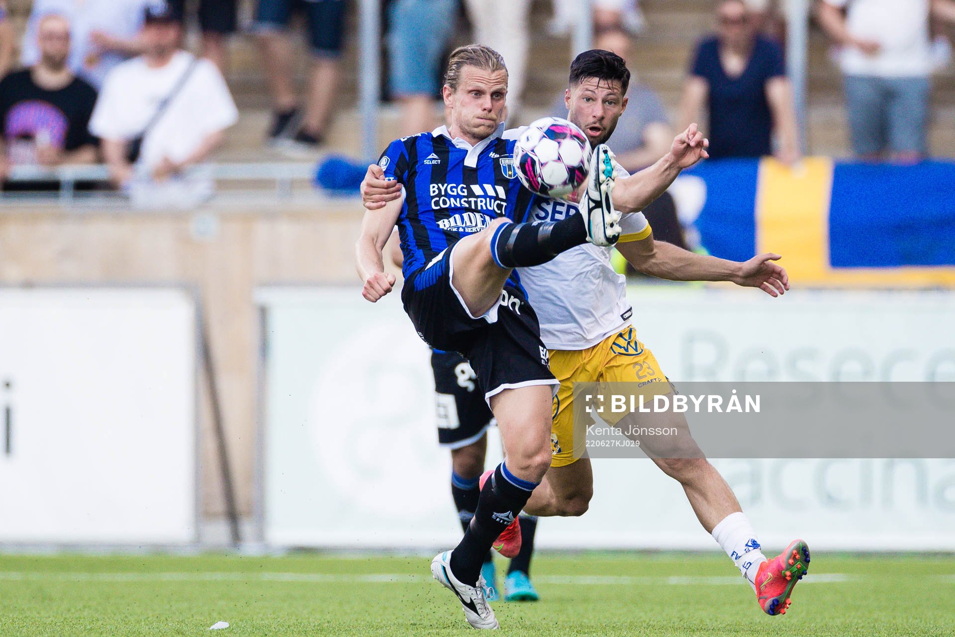 Sirius Tim Björkström och IFK Göteborgs Kevin Yakob
