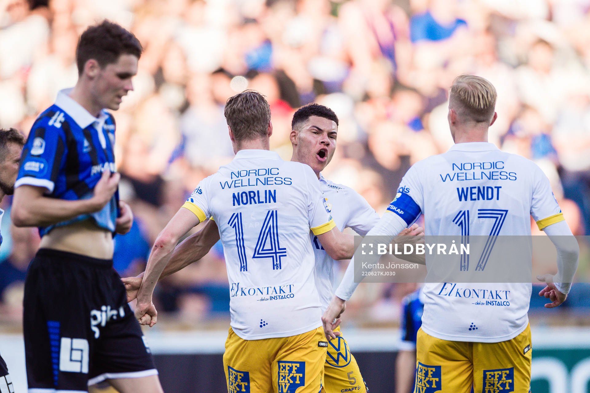 IFK Göteborgs Gustaf Norlin jublar med Alexander Jallow