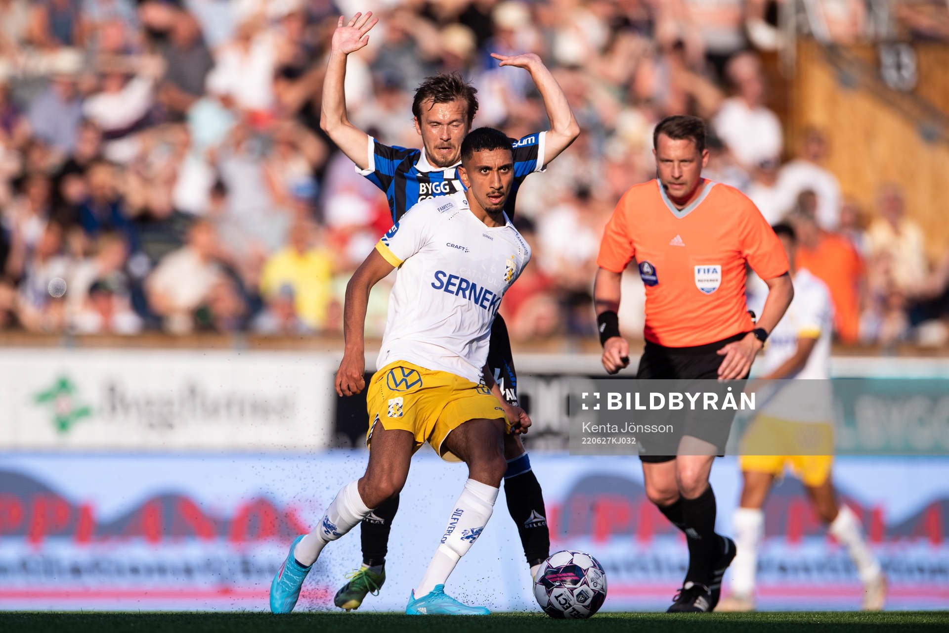 IFK Göteborgs Amir Al-Ammari och Sirius Patrik Karlsson Lagemyr under fotbollsmatchen i Allsvenskan mellan Sirius och IFK Göteborg den 27 juni 2022 i Uppsala.