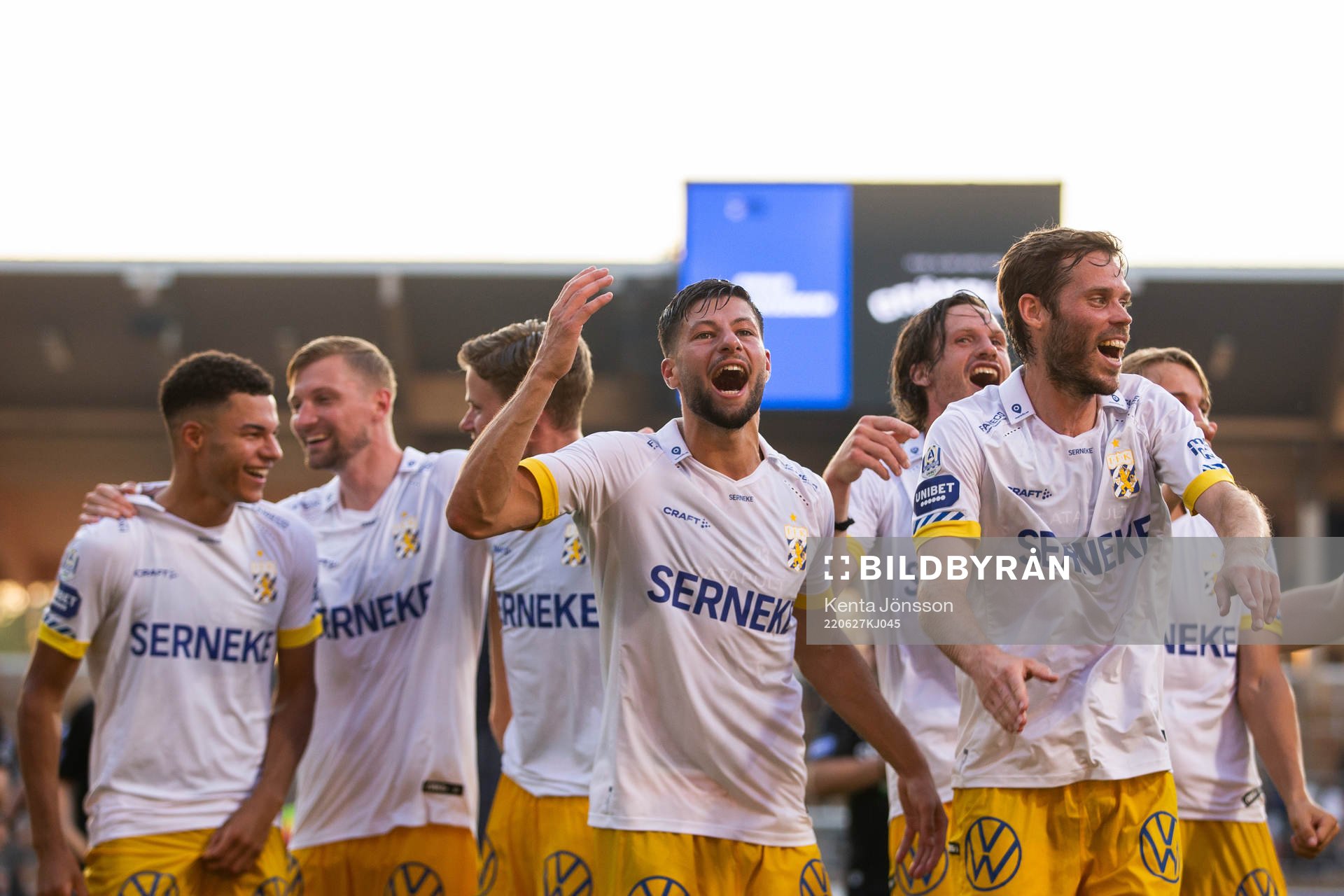 IFK Göteborgs Kevin Yakob (m) jublar med Alexander Jallow