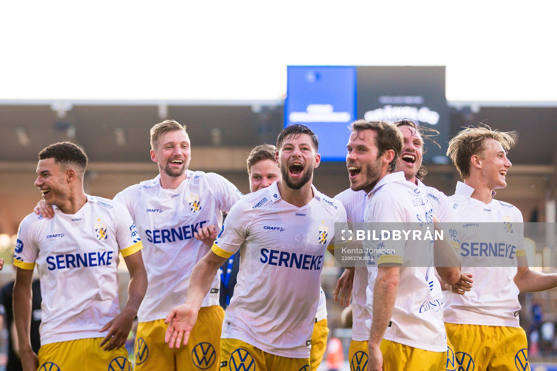 IFK Göteborgs Kevin Yakob (m) jublar med Alexander Jallow