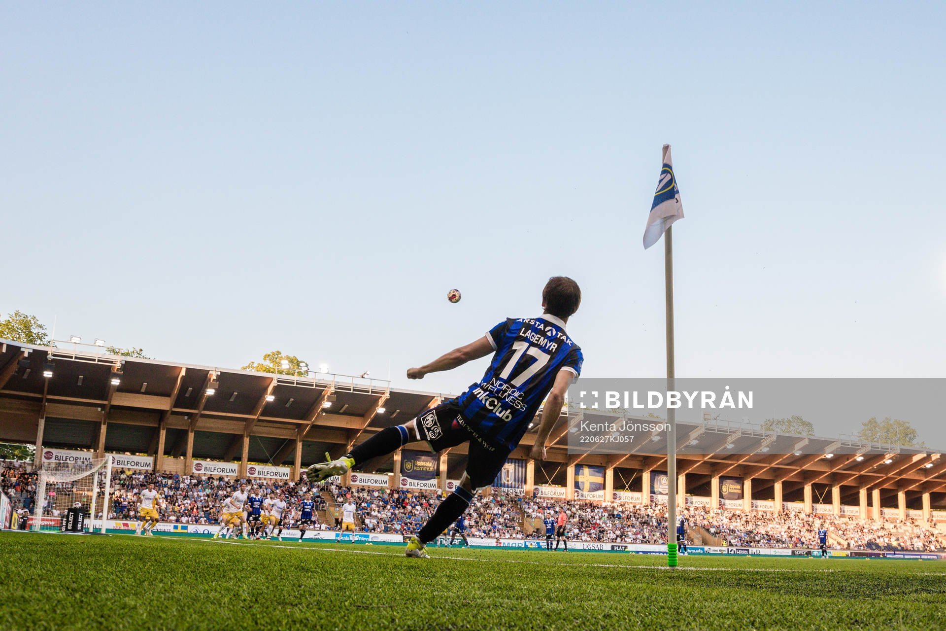 Sirius Patrik Karlsson Lagemyr med en hörna