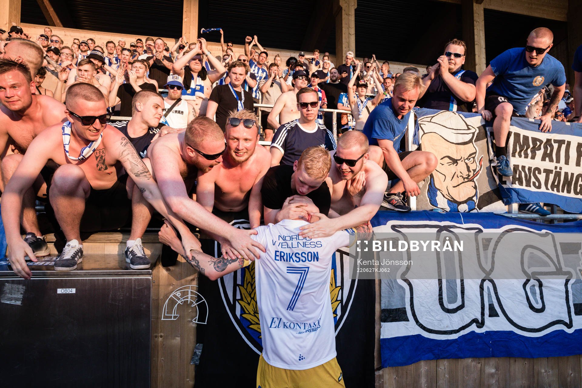 IFK Göteborgs Sebastian Eriksson jublar med supportrar