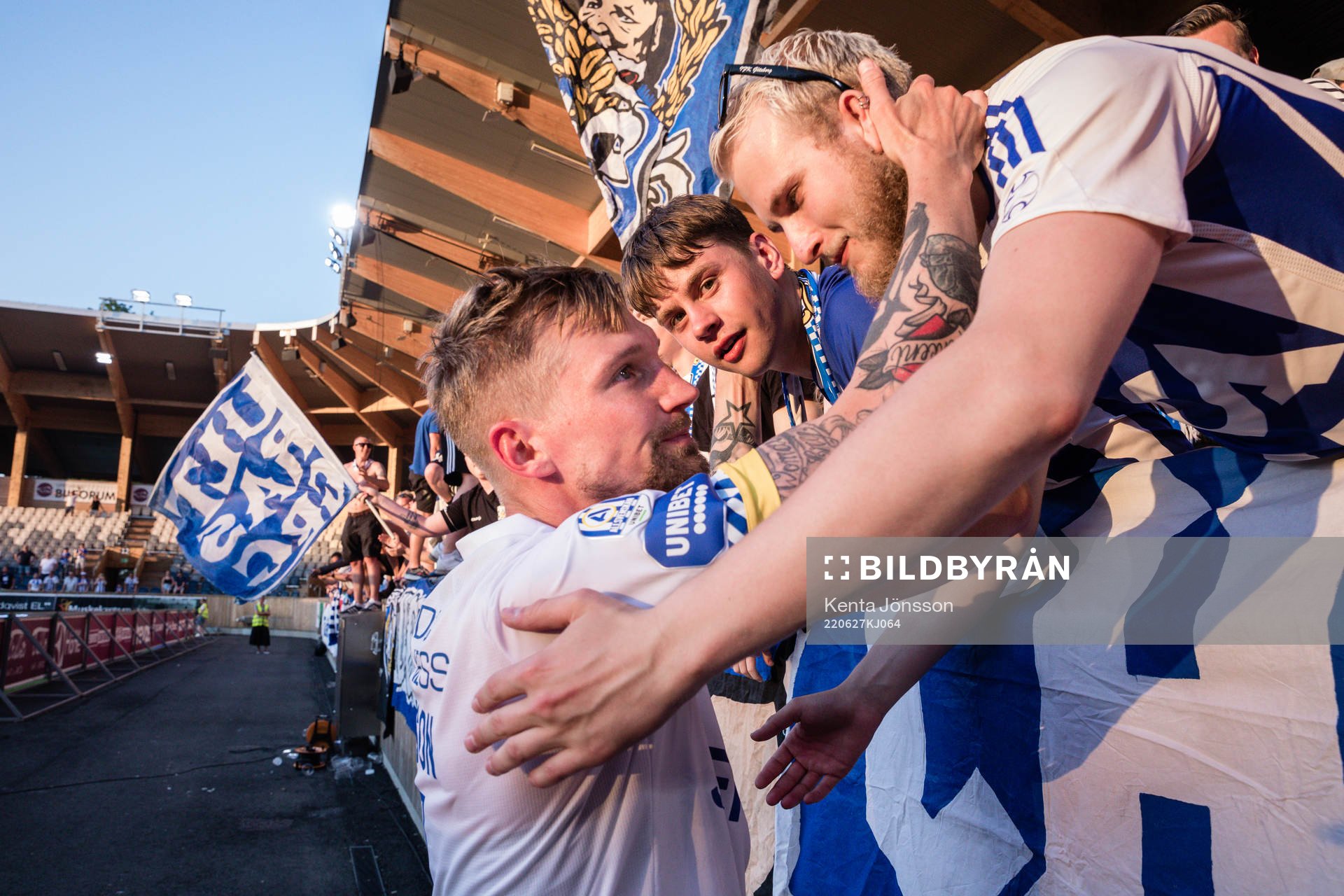 IFK Göteborgs Sebastian Eriksson jublar med supportrar