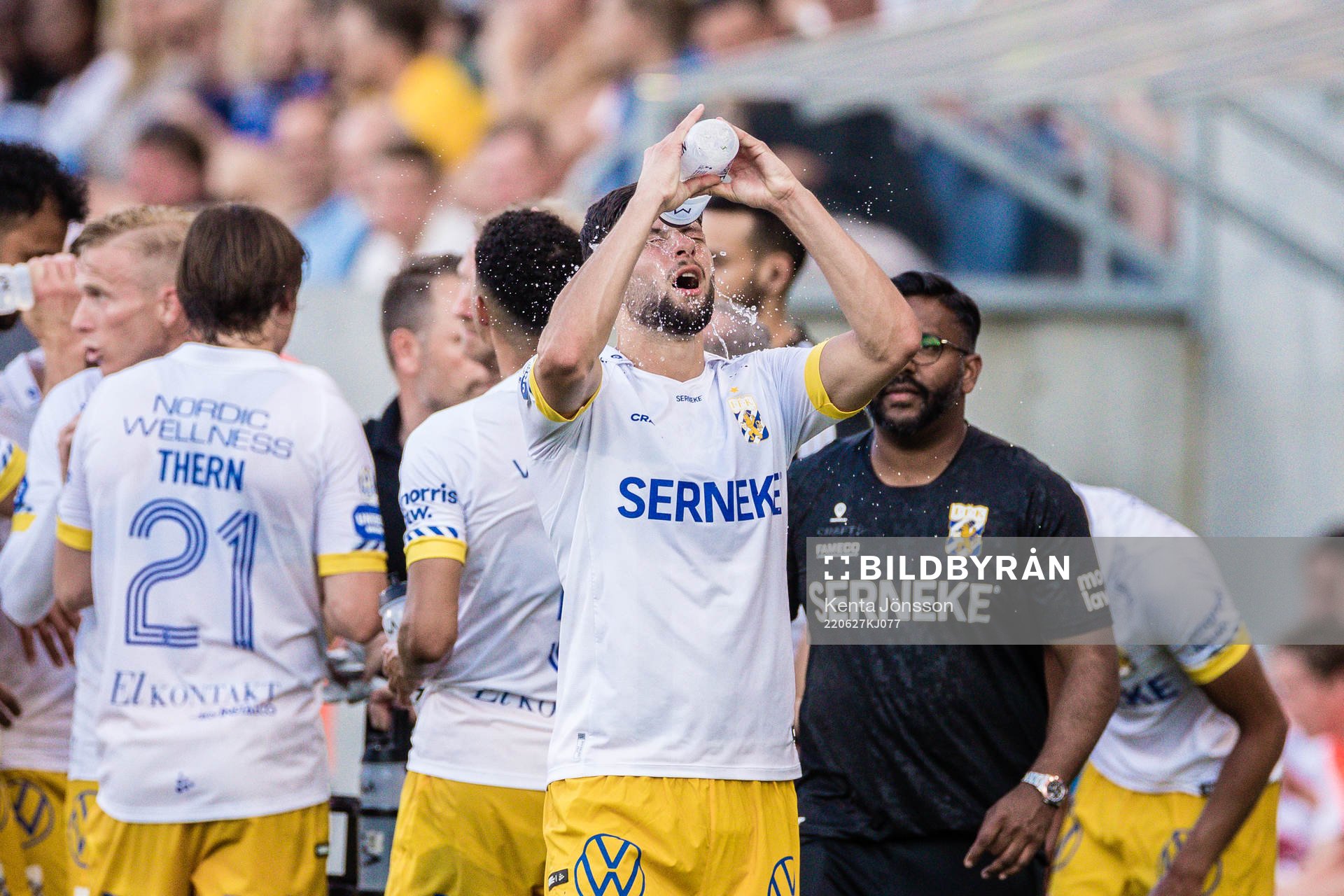IFK Göteborgs Kevin Yakob med lagkamrater i en vätskepaus