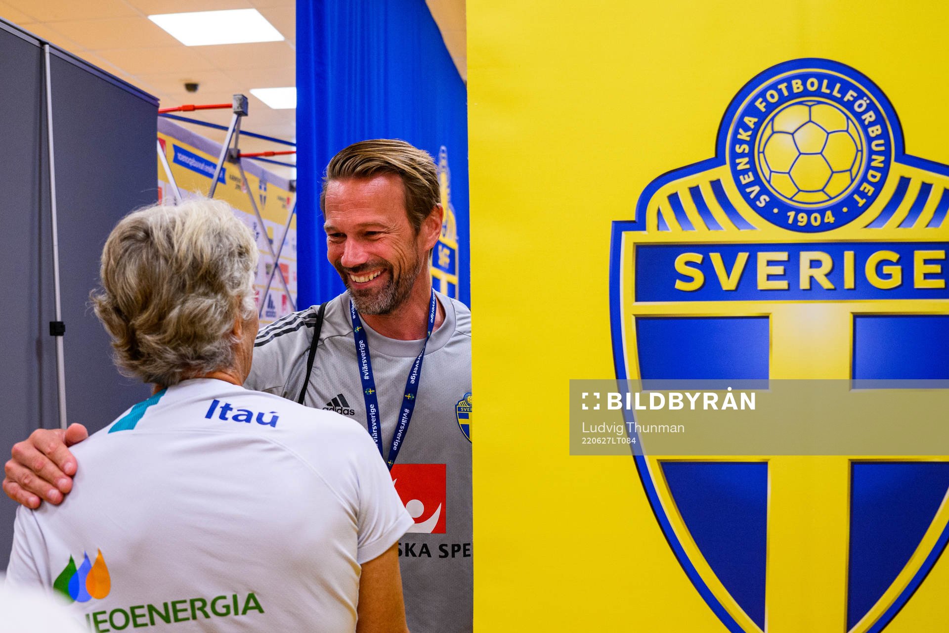 Head coach Pia Sundhage says hello to Magnus Andersson,