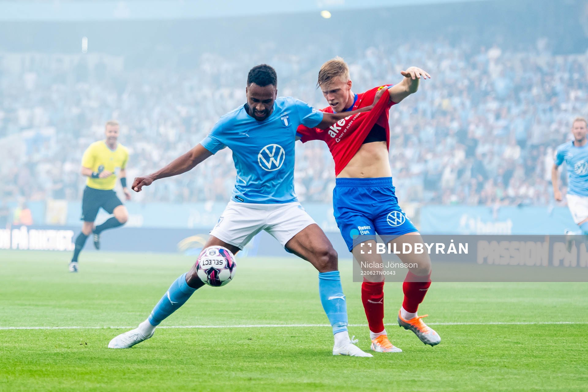 <Malmö FFs Isaac Kiese Thelin  och Helsingborgs Emil