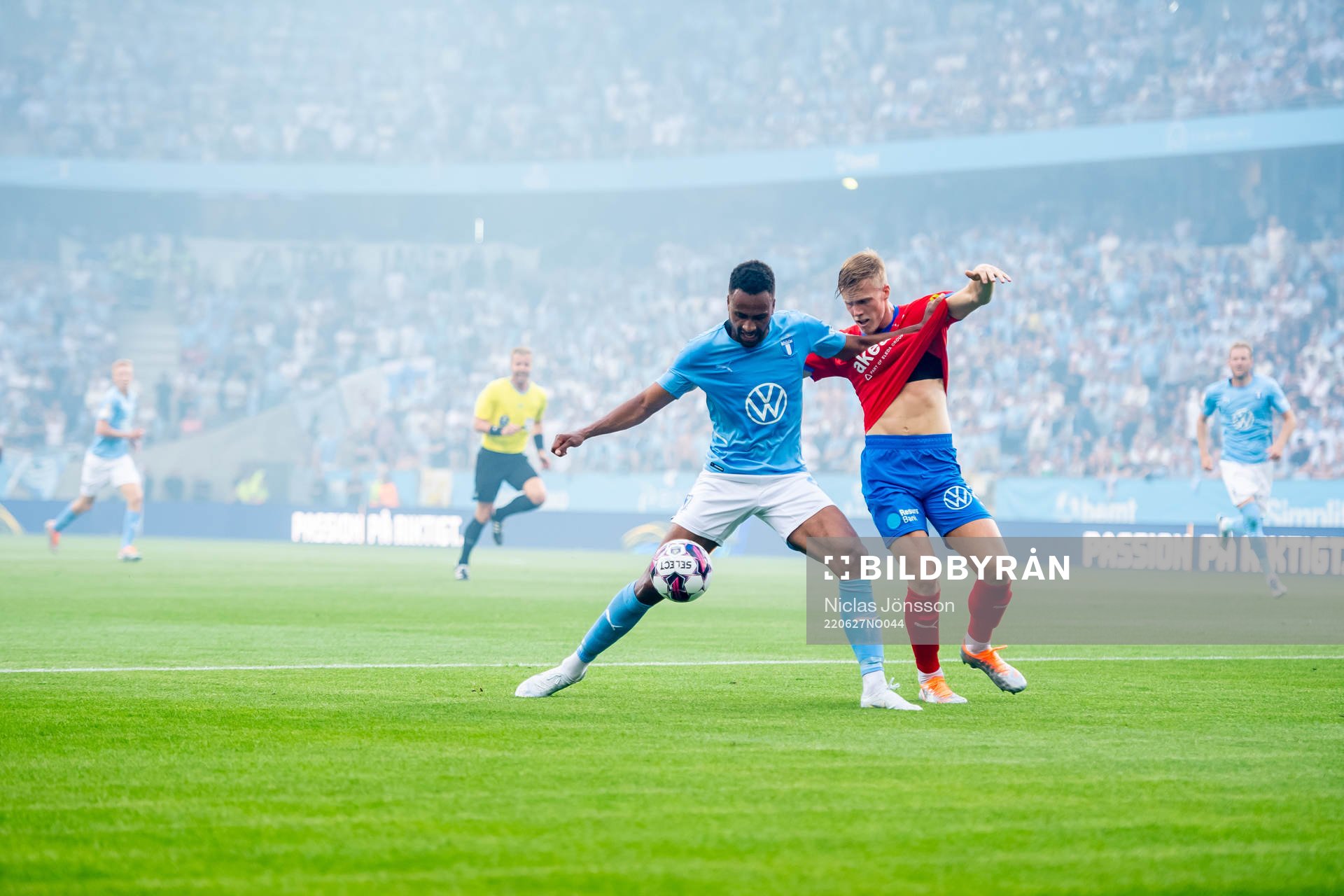 <Malmö FFs Isaac Kiese Thelin  och Helsingborgs Emil