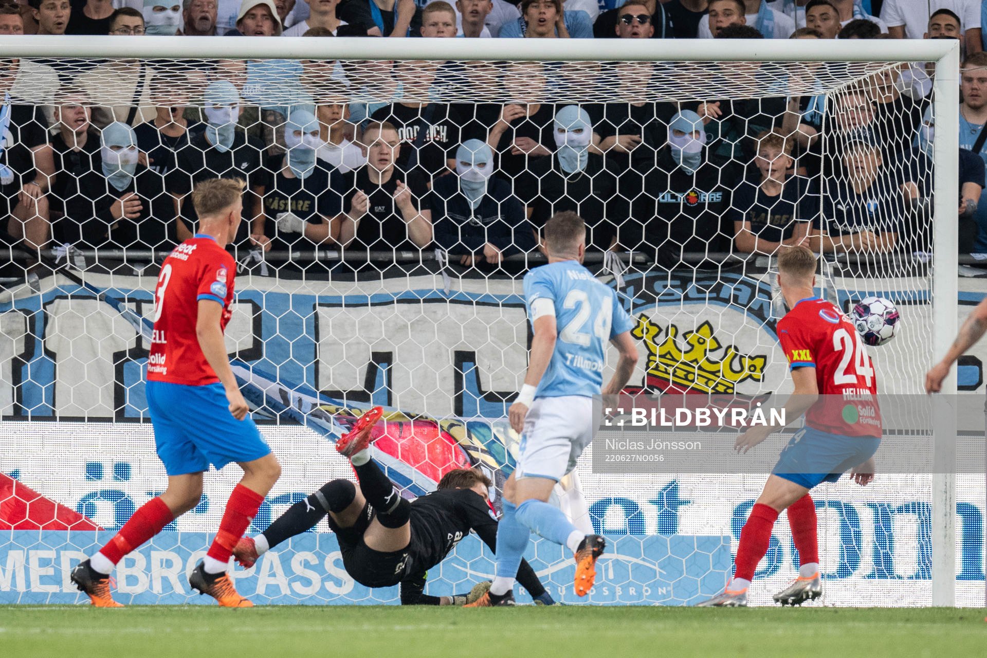 Helsingborgs målvakt Kalle Joelsson med räddning