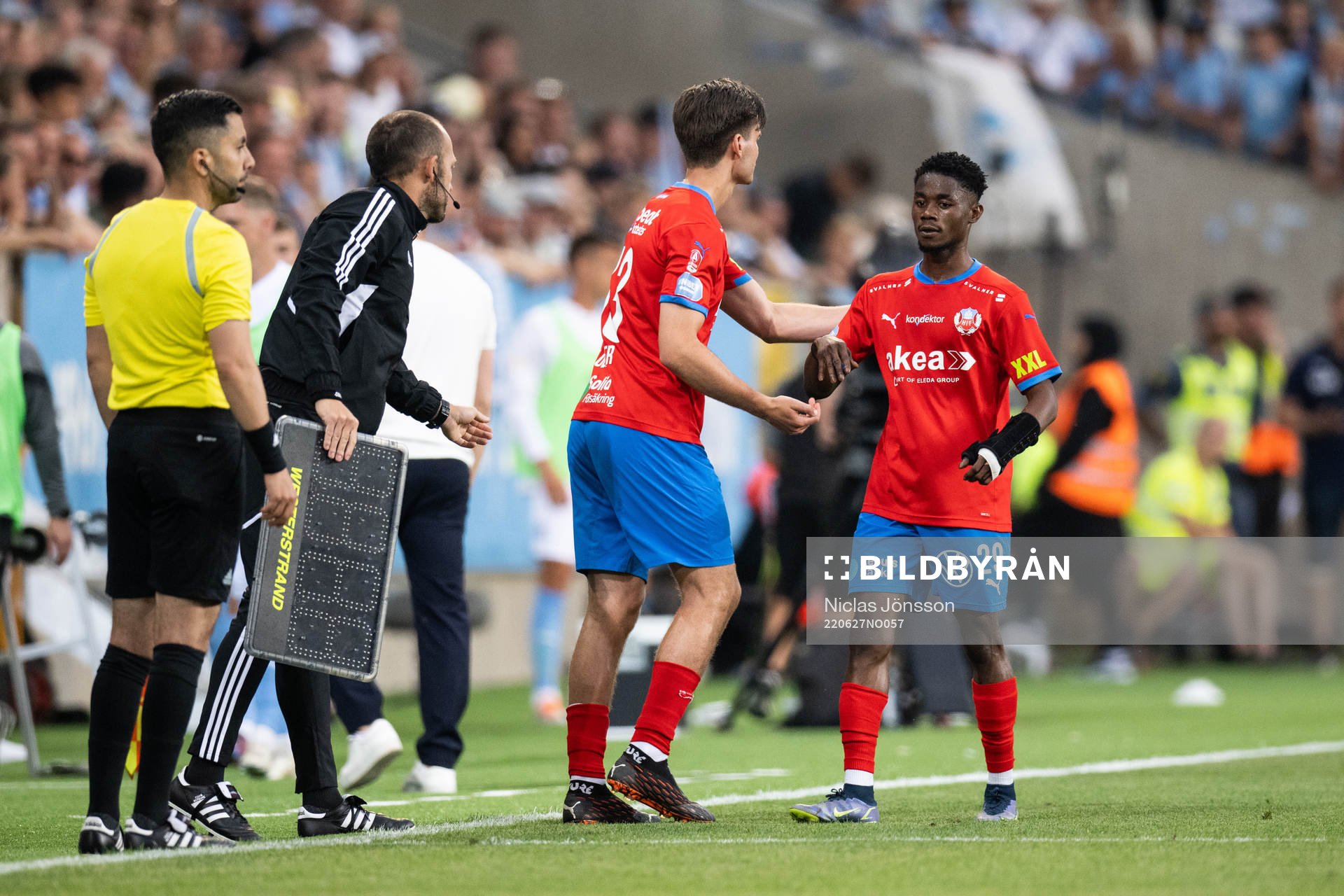 Helsingborgs Wilhelm Loeper byter med Joseph Amoako under fotbollsmatchen i Allsvenskan mellan Malmö FF och Helsingborg den 27 juni 2022 i Malmö.