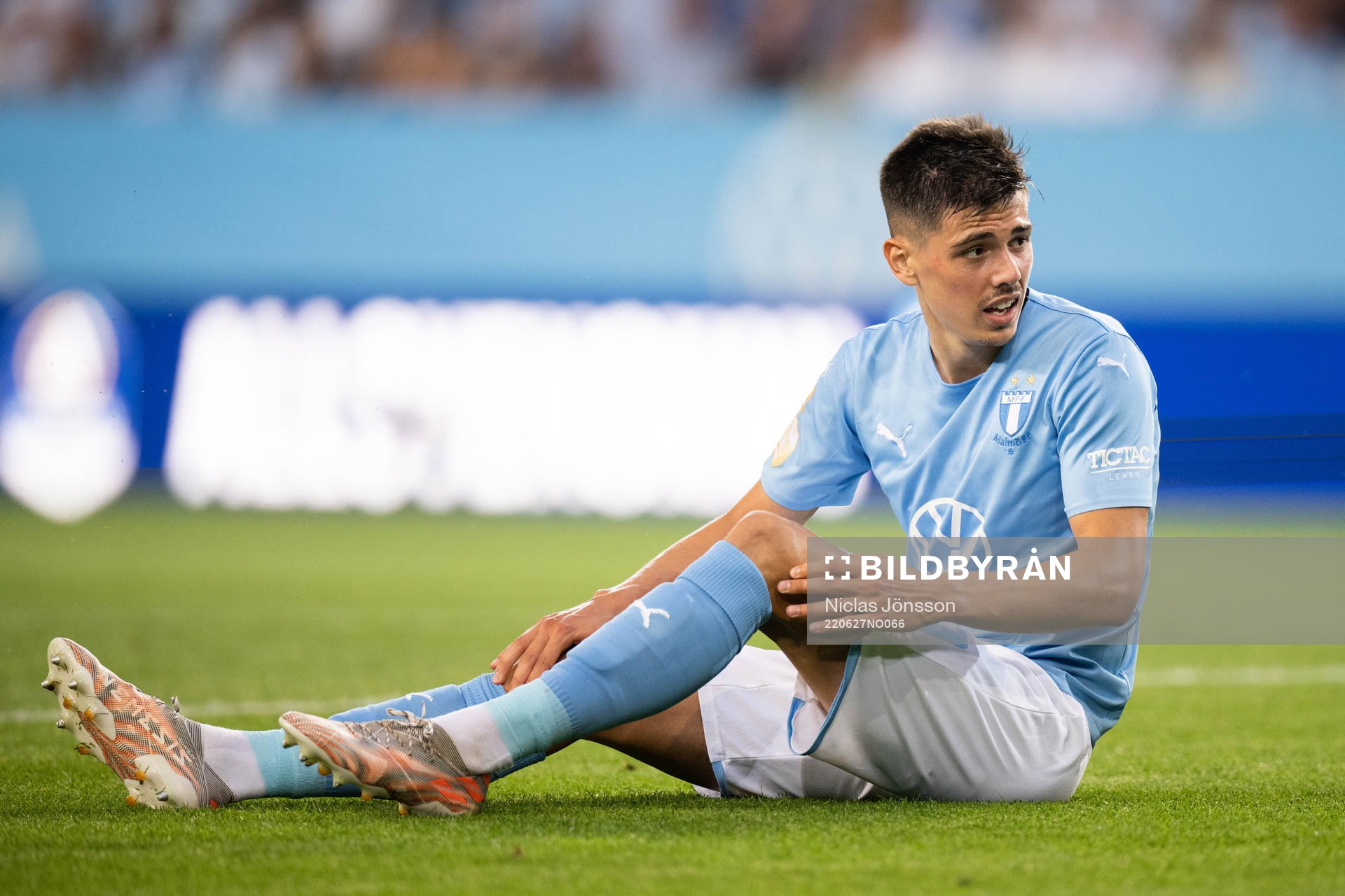 Malmö FFs Dennis Hadzikadunic har ont