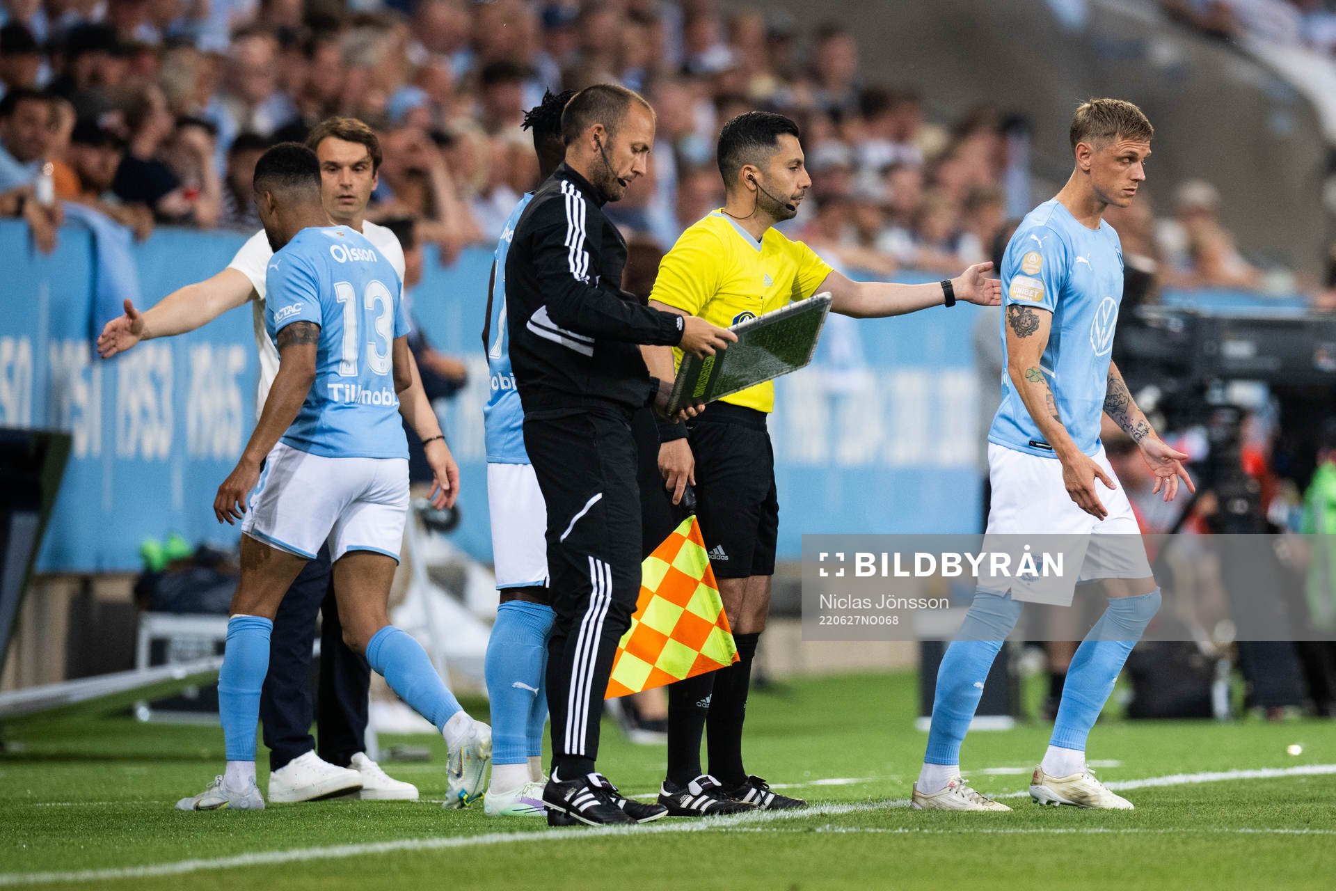 Malmö FFs Martin Olsson byter med Sören Rieks under fotbollsmatchen i Allsvenskan mellan Malmö FF och Helsingborg den 27 juni 2022 i Malmö.