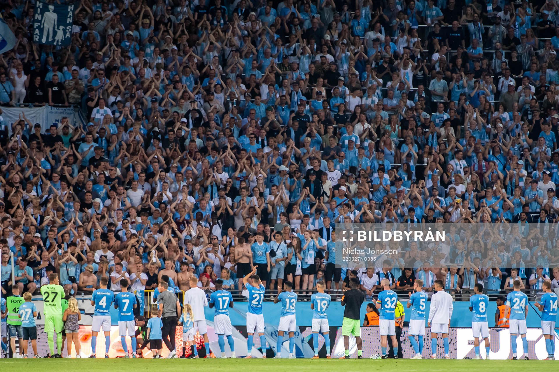 Malmö FFs spelarna tackar publiken efter fotbollsmatchen i Allsvenskan mellan Malmö FF och Helsingborg den 27 juni 2022 i Malmö. 