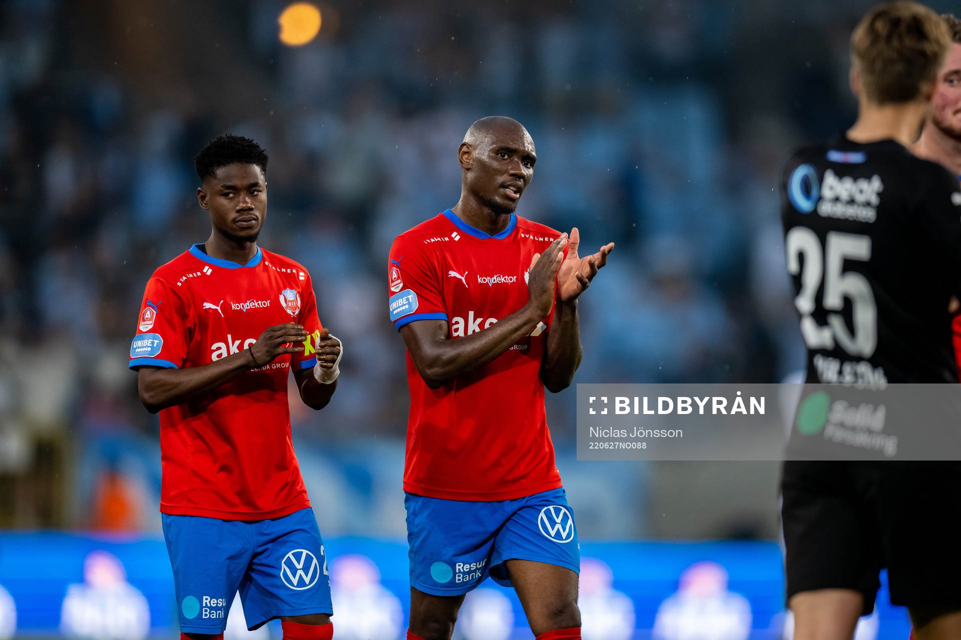 Helsingborgs Joseph Amoako och Ravy Tsouka-Dozi deppar