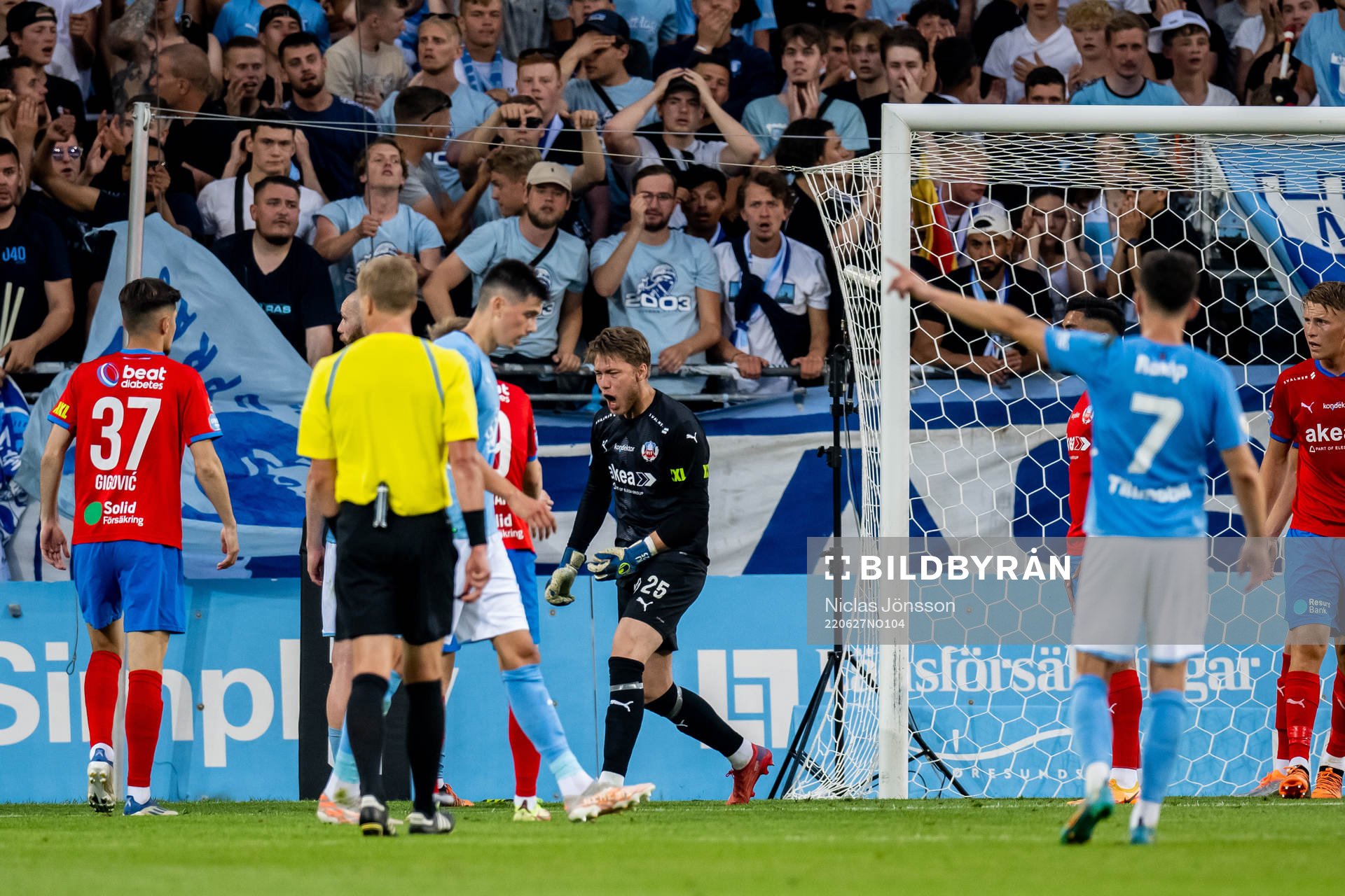 Helsingborgs målvakt Kalle Joelsson reagerar