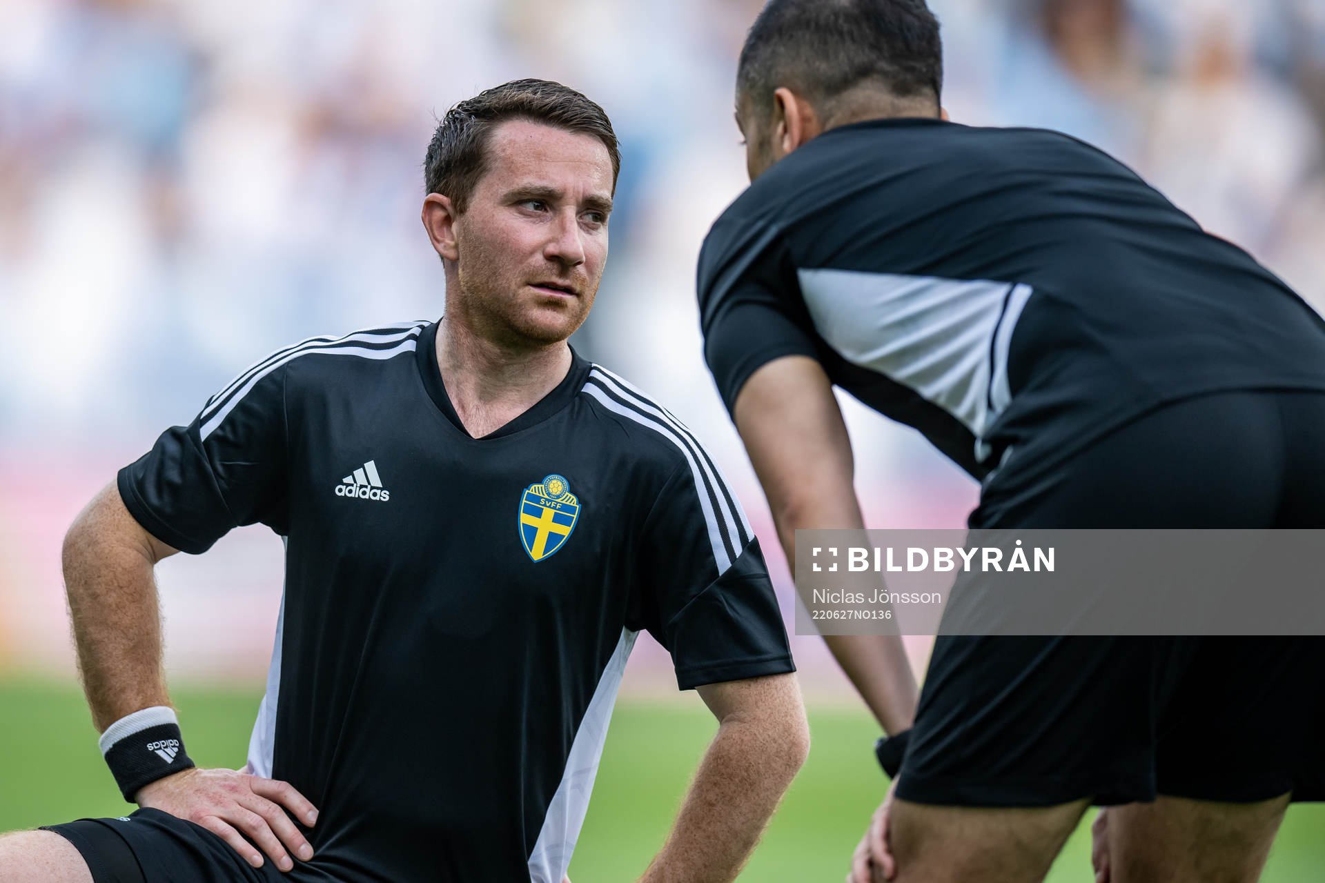 Linjedomare Andreas Söderkvist under uppvärmningen inför fotbollsmatchen i Allsvenskan mellan Malmö FF och Helsingborg den 27 juni 2022 i Malmö.