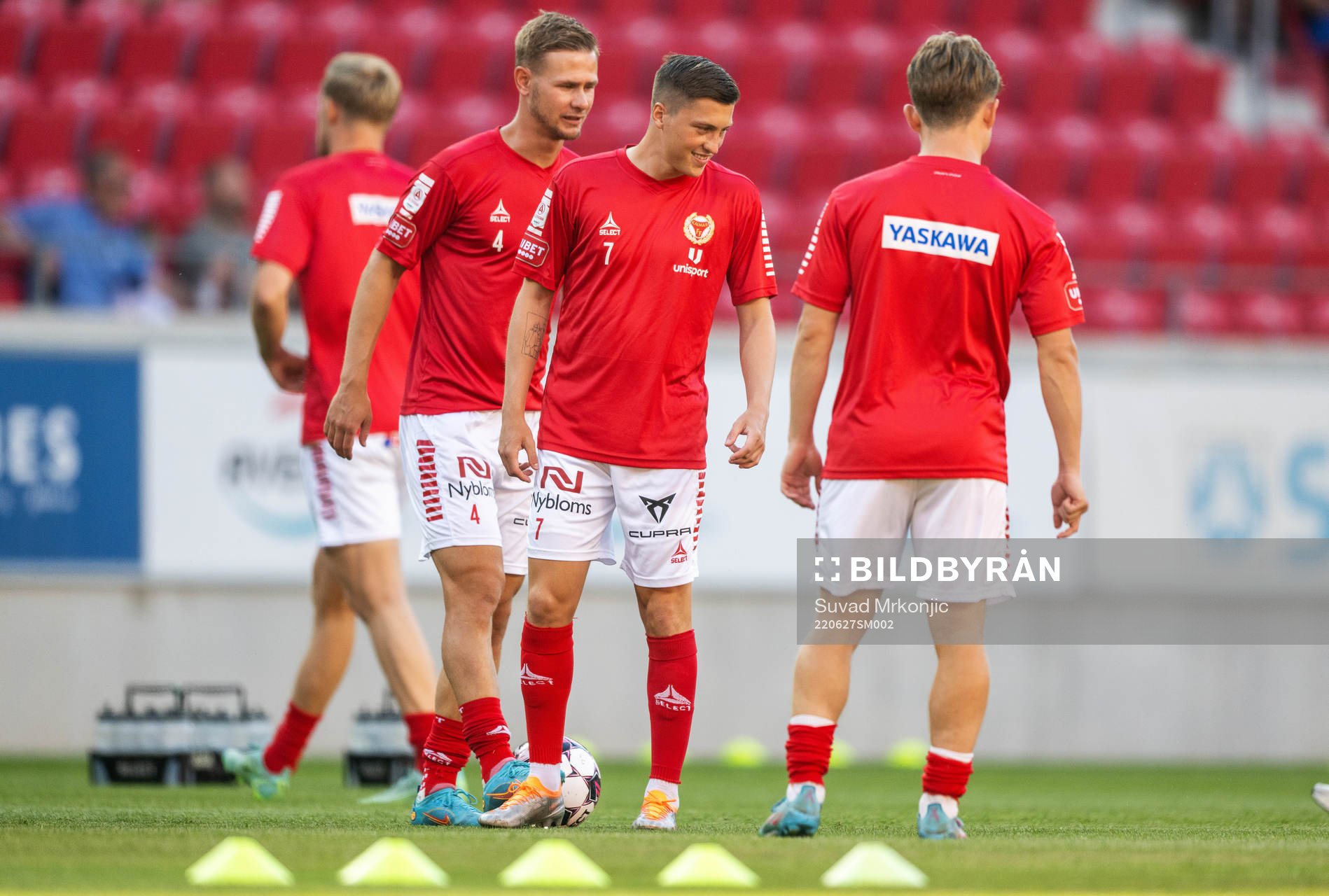 Kalmars Erik Israelsson och Kevin Jensen inför fotbollsmatchen i Allsvenskan mellan Kalmar och Värnamo den 27 juni 2022 i Kalmar. 