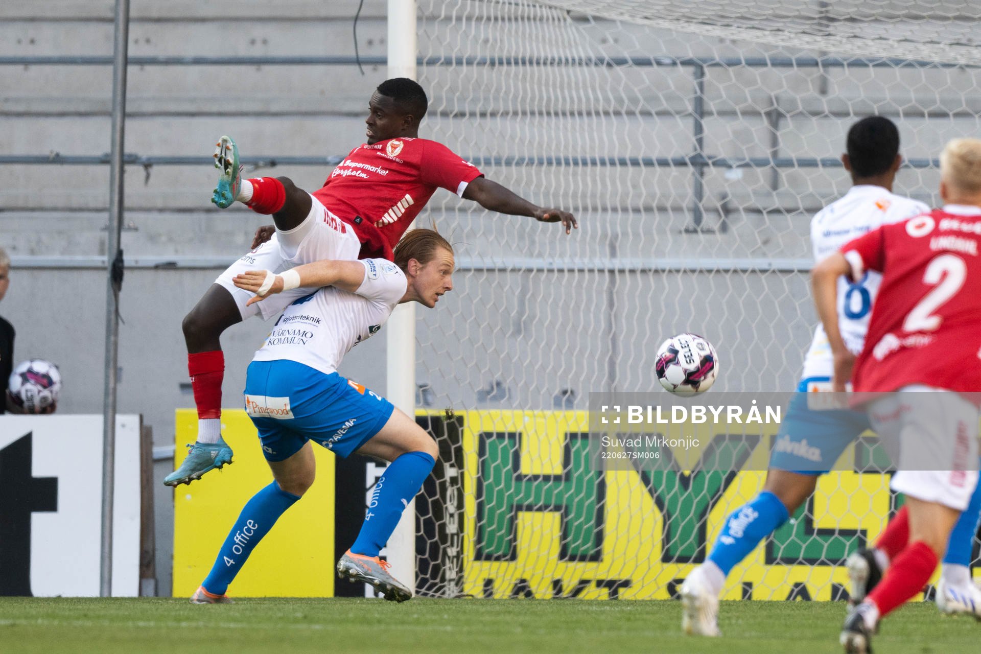 Kalmars Nahom Girmai Netabay och Värnamos Francis de Vries under fotbollsmatchen i Allsvenskan mellan Kalmar och Värnamo den 27 juni 2022 i Kalmar.