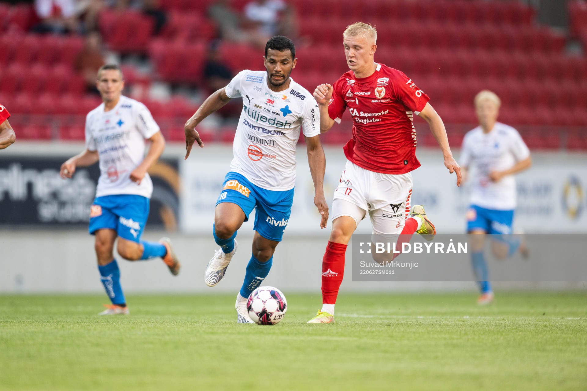 Värnamos Wenderson Oliveira do Nascimento och Kalmars Carl Gustafsson under fotbollsmatchen i Allsvenskan mellan Kalmar och Värnamo den 27 juni 2022 i Kalmar.